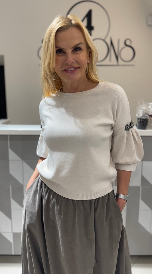 Megztukas su papuošimais ant rankovių (P221)