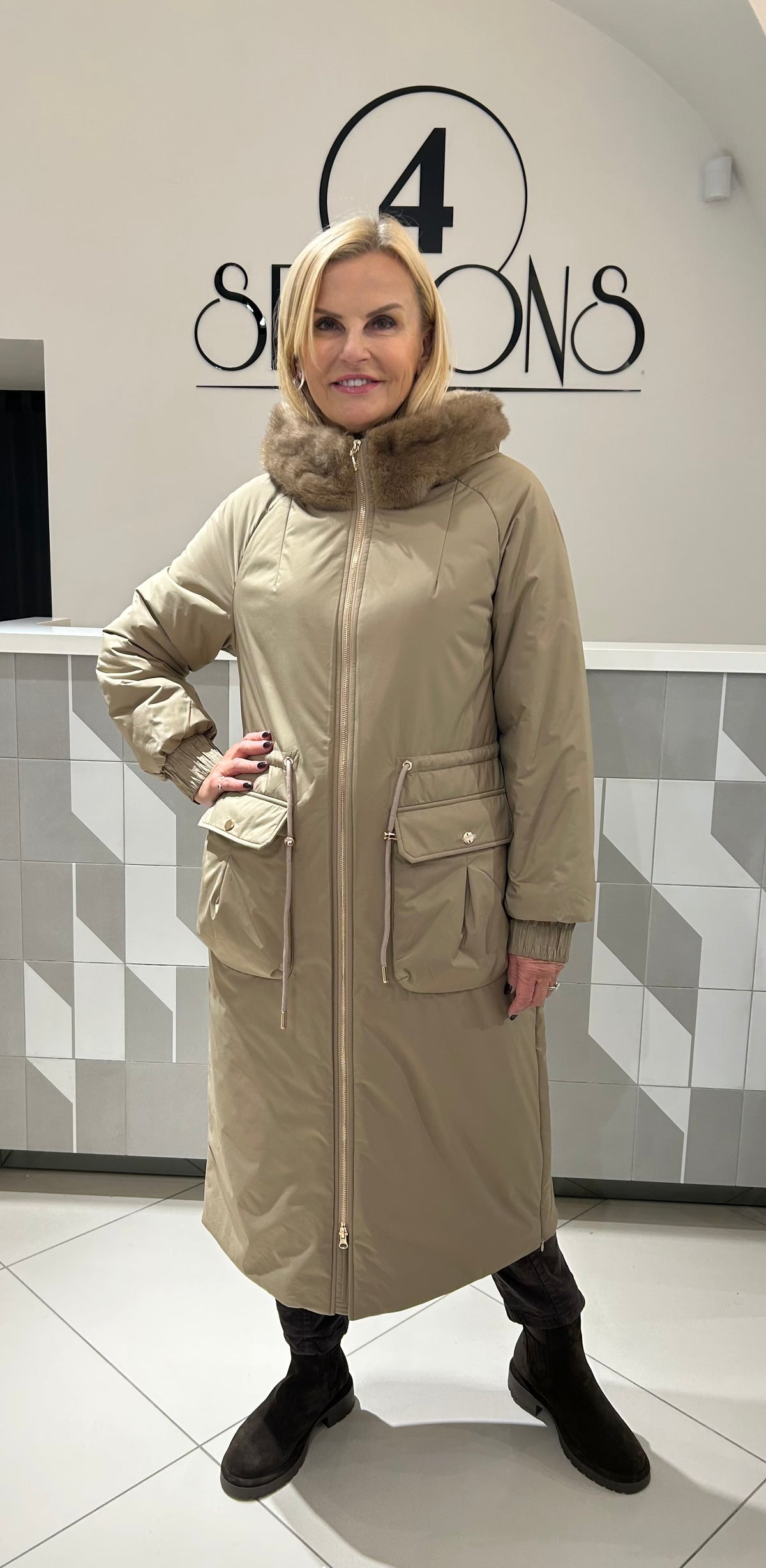 Ilga striukė su natūraliu kailiu (B258)