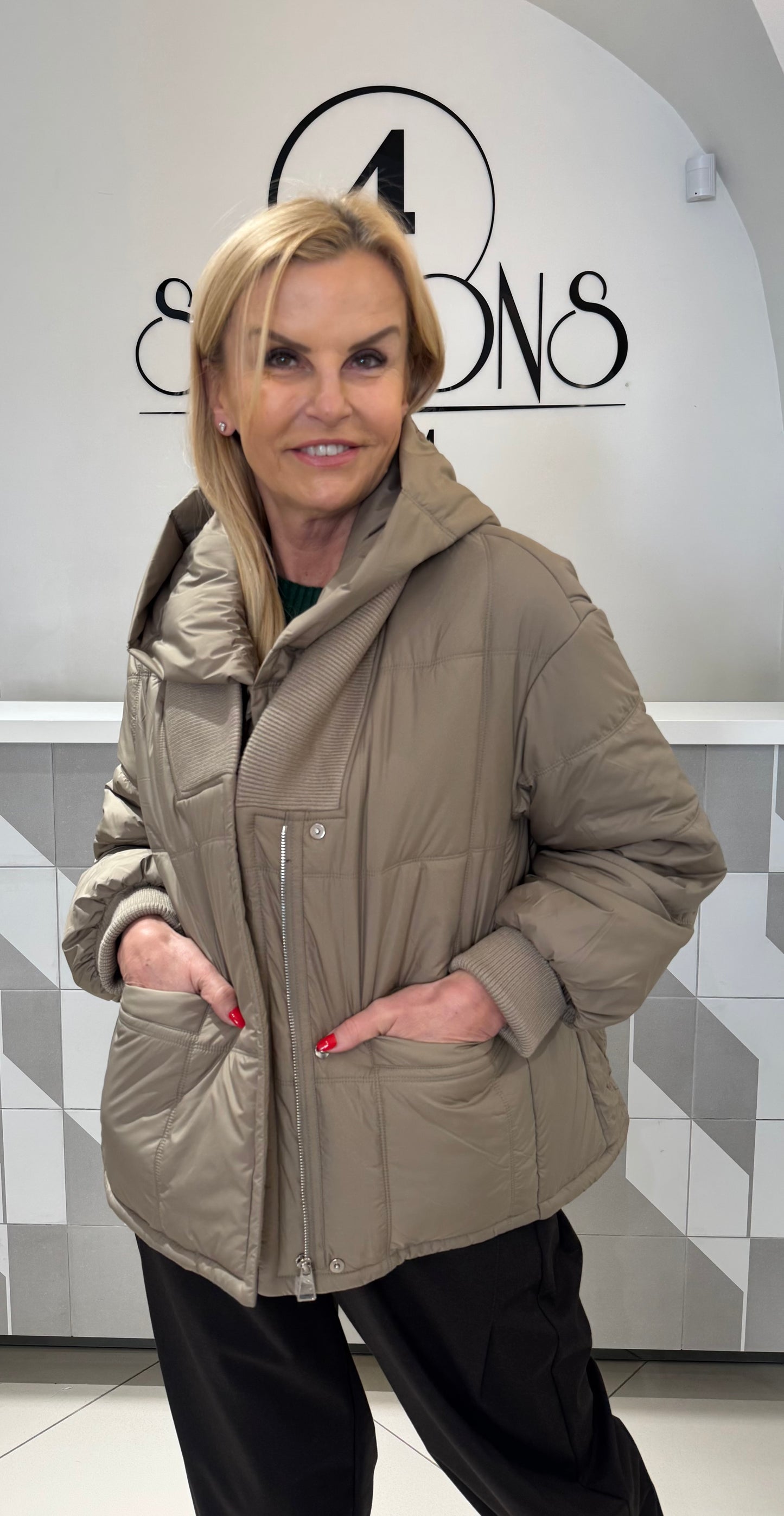 Striukė su išsegamu kapišonu (b226)