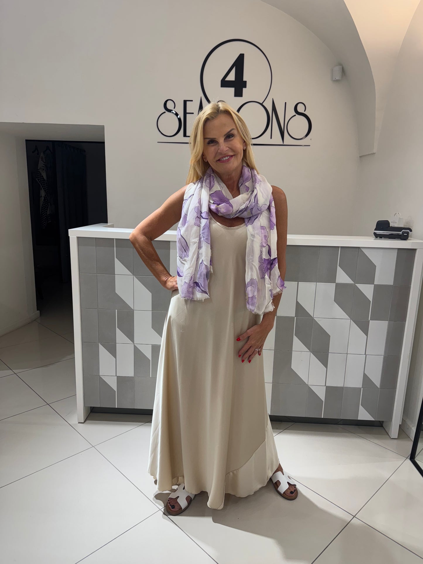 Šalikas su alyvos spalvos gėlėmis (D55)