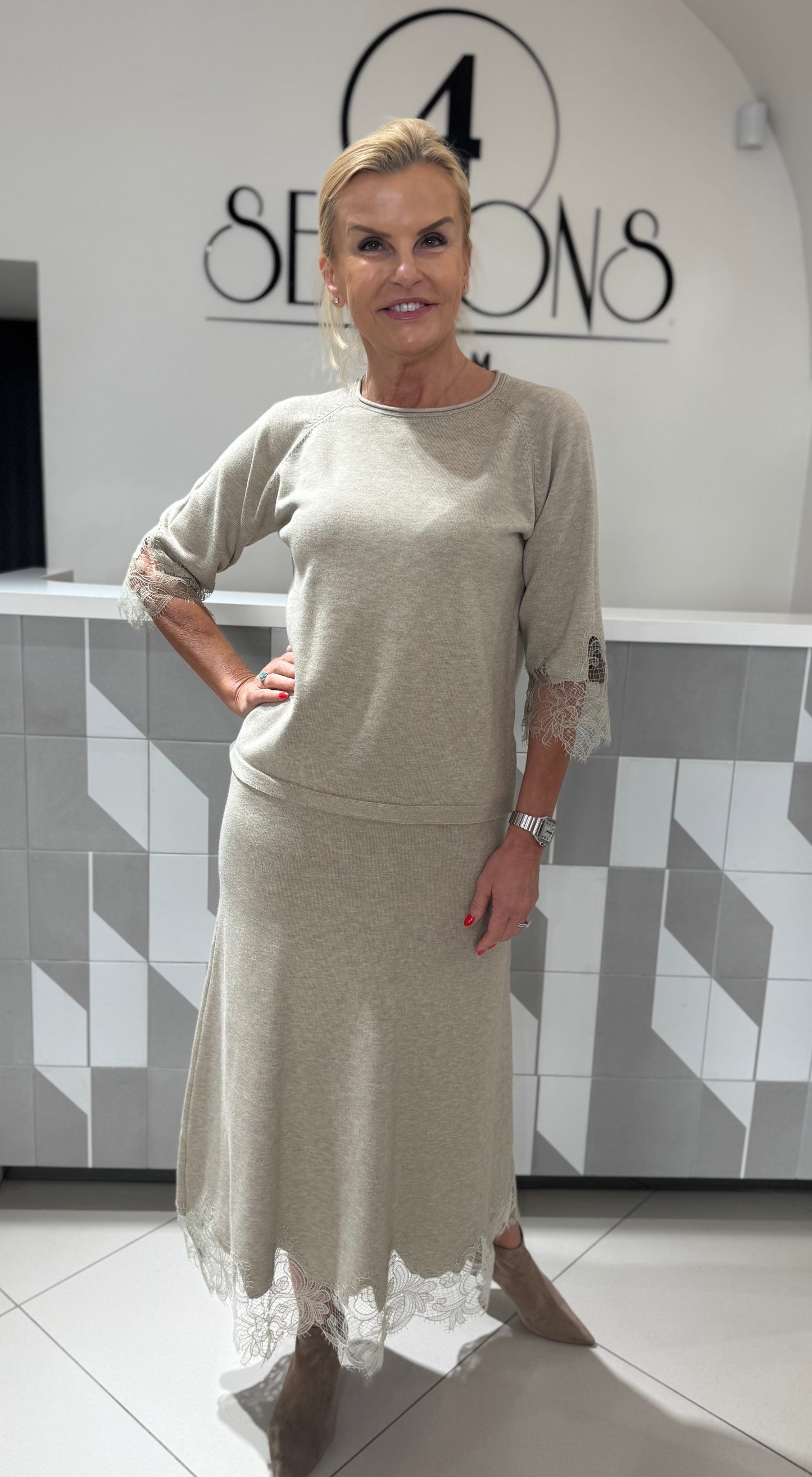 Kostiumelis su sijonu (ko170)