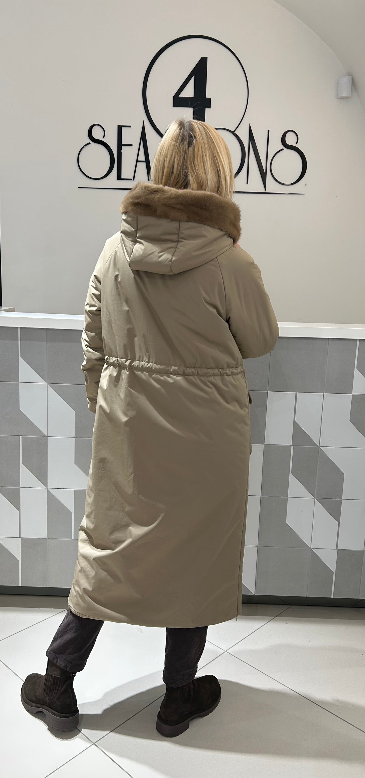 Ilga striukė su natūraliu kailiu (B258)