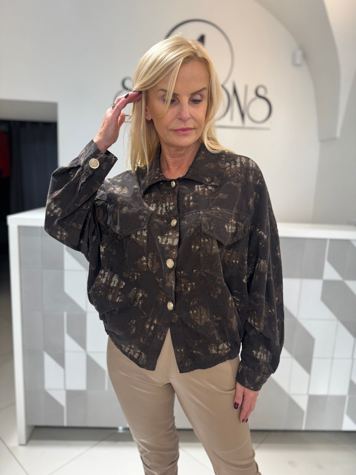 Smulkaus velvetinio audinio susagstomi marškiniai (P839)