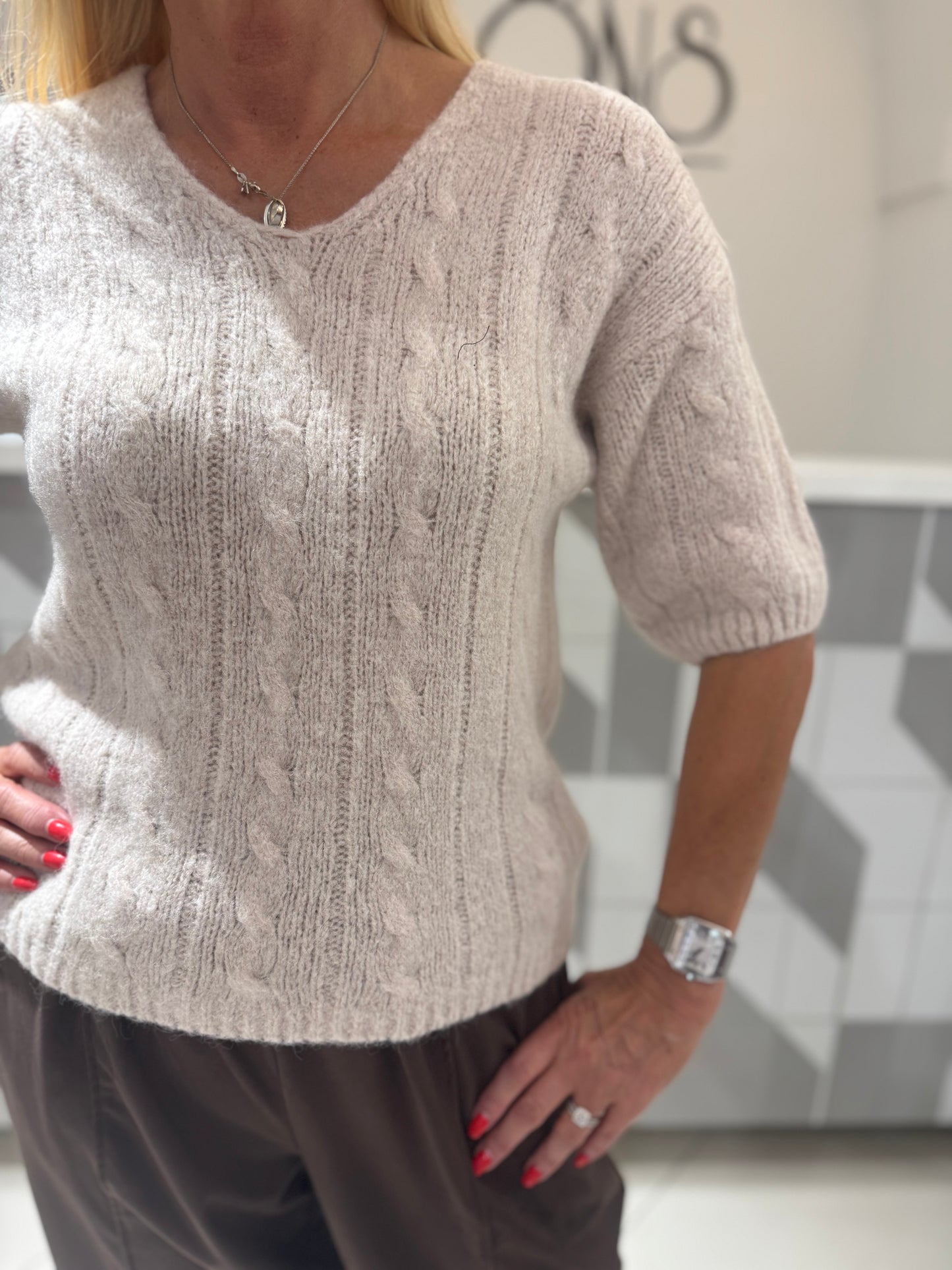 Megztinis trumpomis rankovėmis (v iškirpte) (M412)