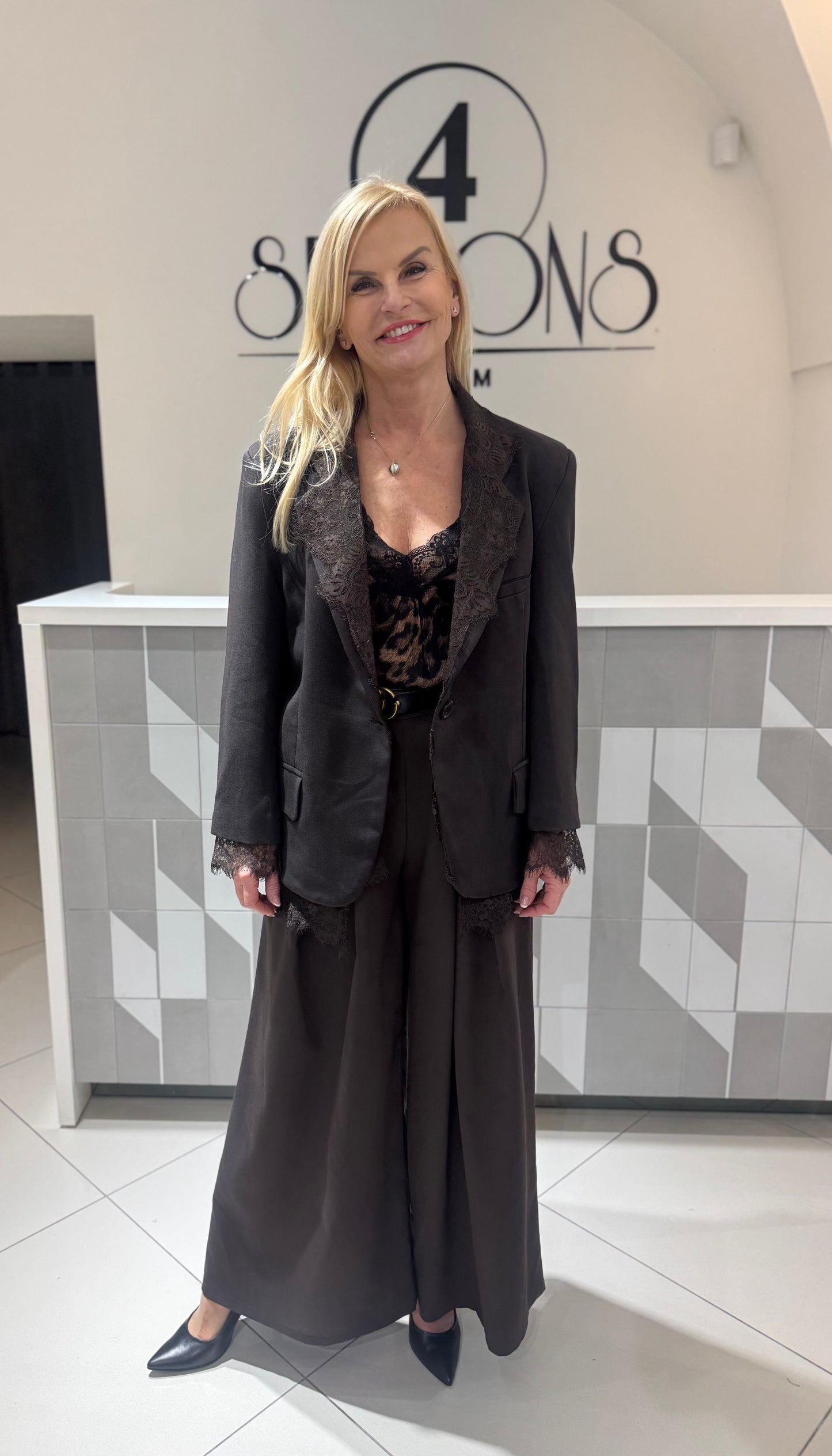 Švarkas su nėriniais Lumina (Šv155)