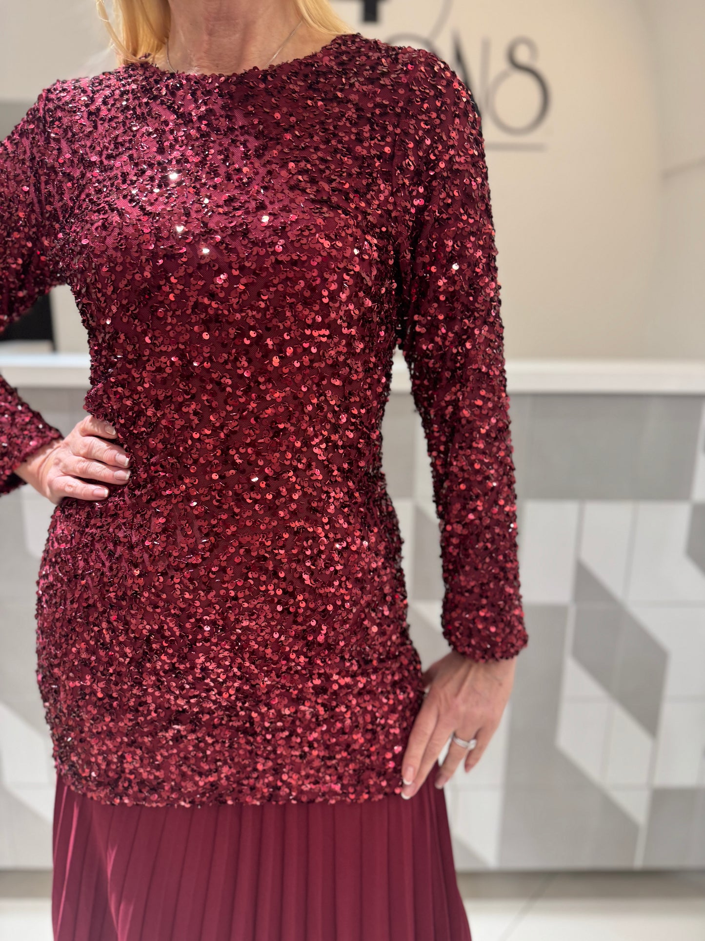 Suknelė puošta žėručiais (S176)