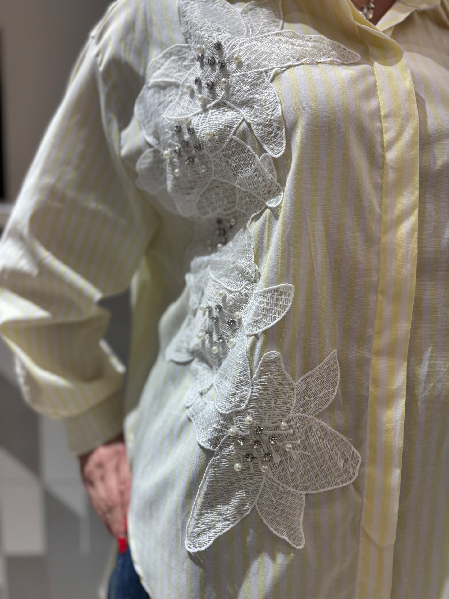 Marškiniai su nėrinių aplikacija (p881)