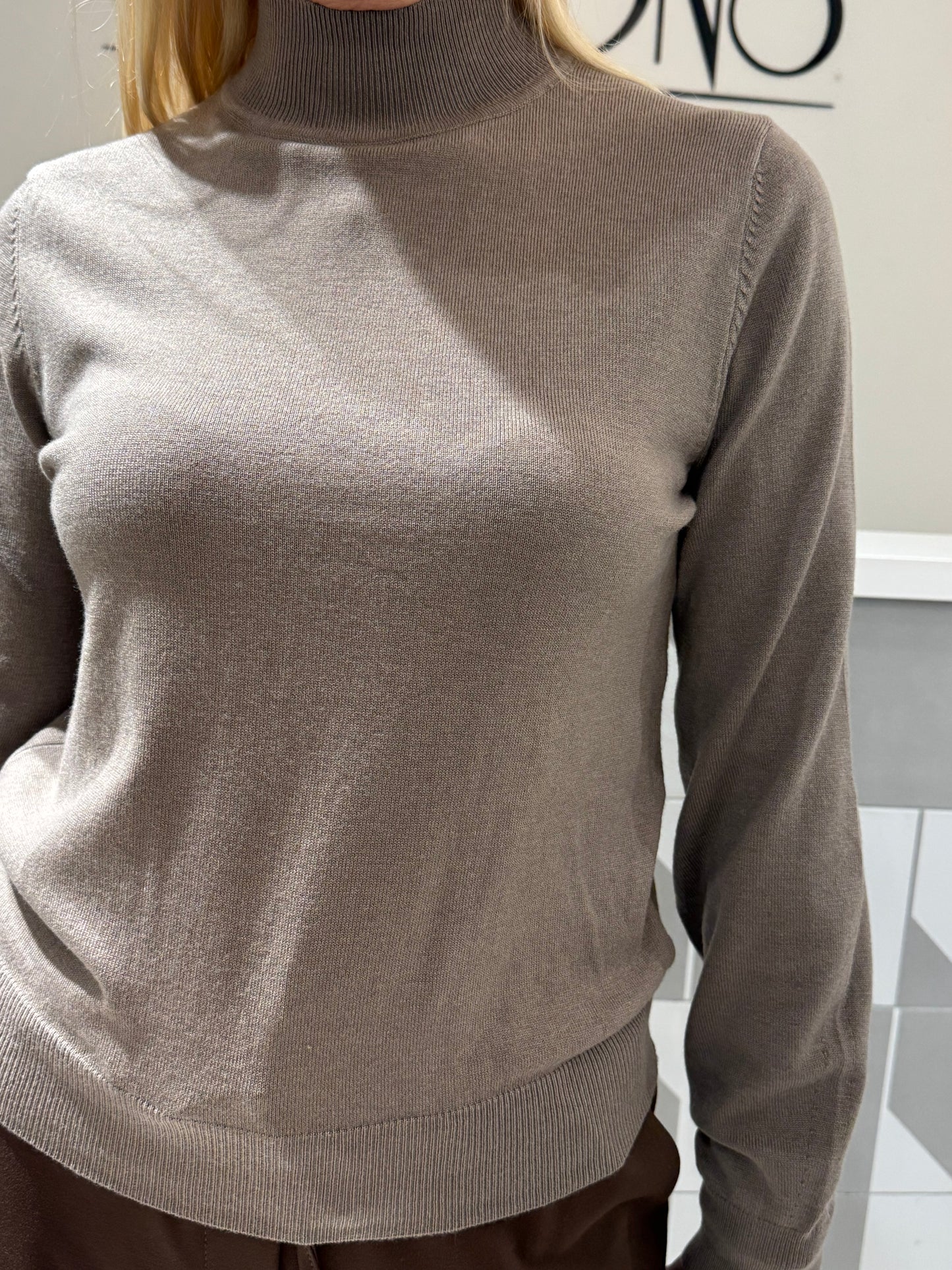 Megztukas aukštesniu kaklu M462)