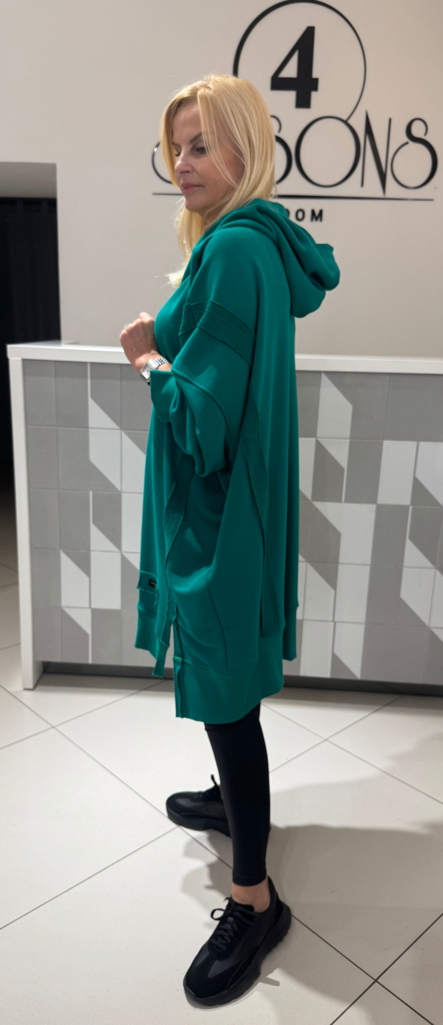 Suknelė -tunika su gobtuvu didesniam dydžiui (P795)