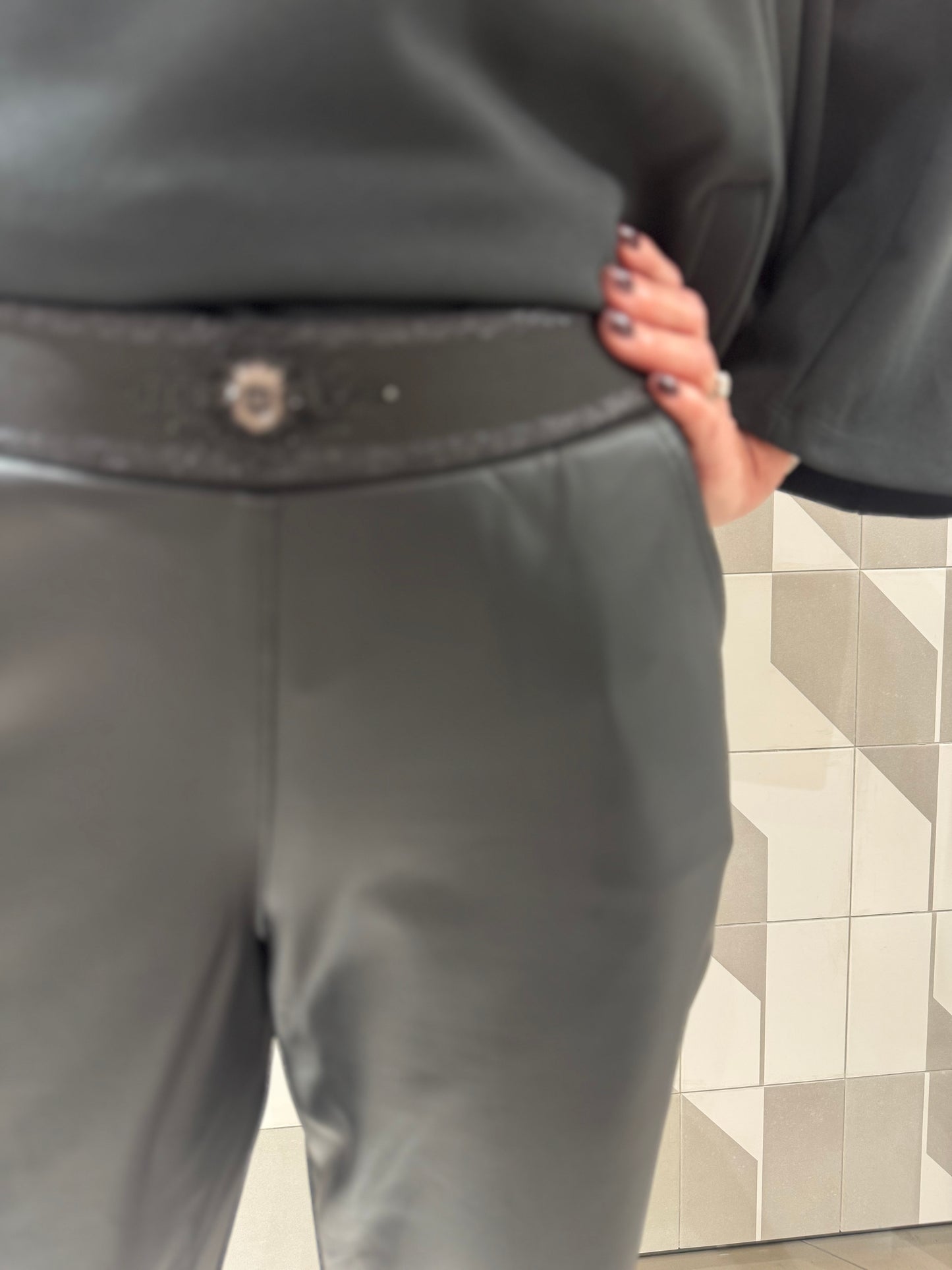 Kelnės didesniam dydžiui su eko oda (K549)