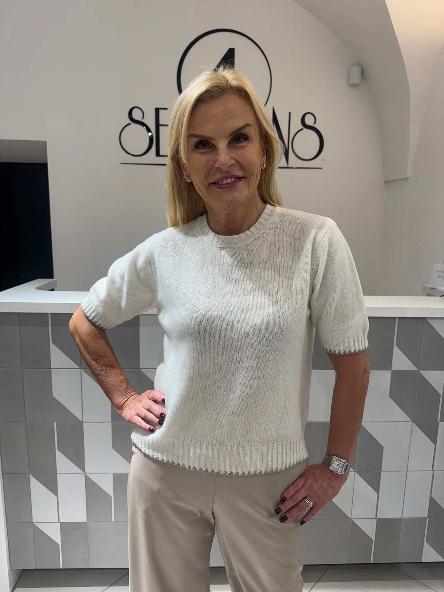 Lanos vilnos  megztukas trumpomis rankovėmis (M448)