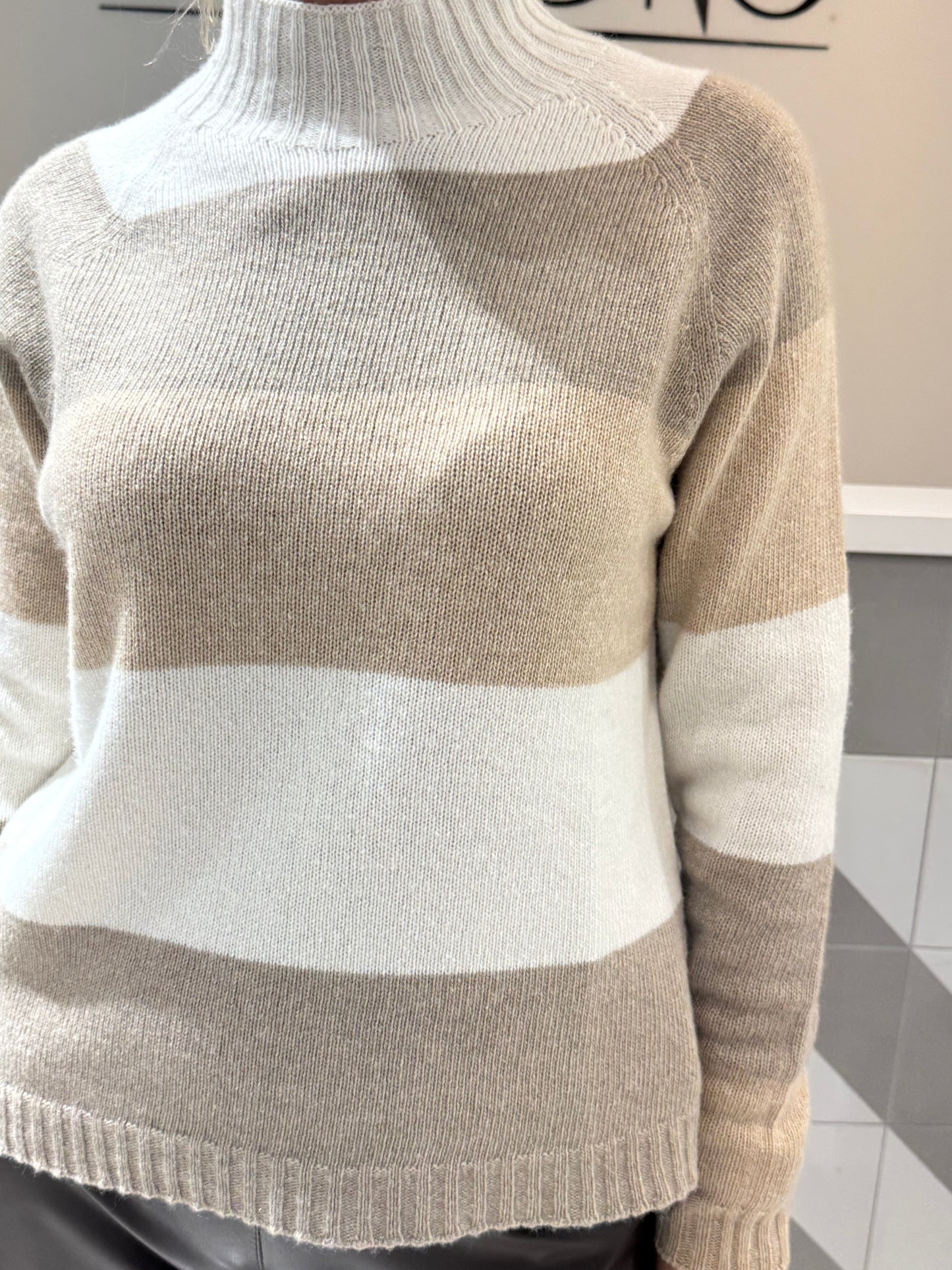 Megztukas su aukštesniu kaklu (M474)