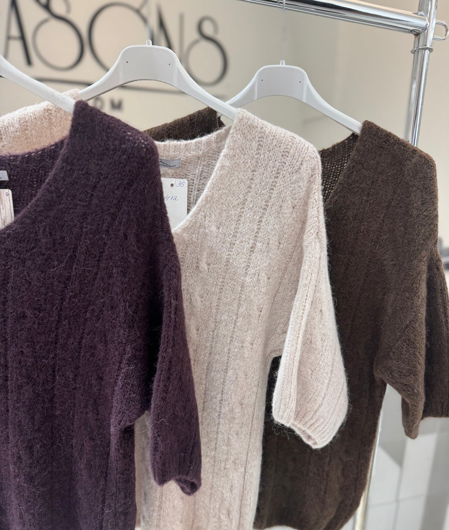 Megztinis trumpomis rankovėmis (v iškirpte) (M412)