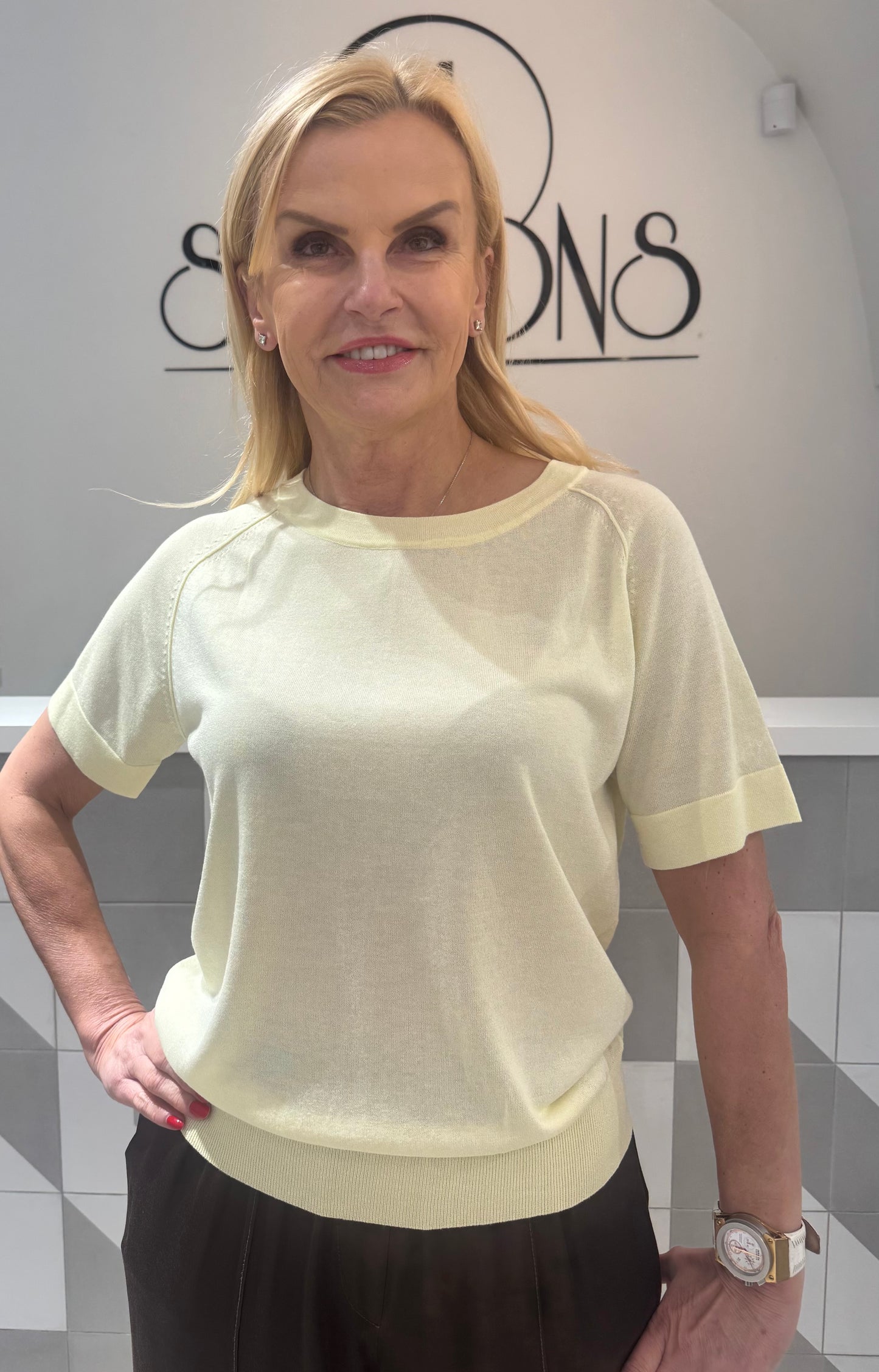 Megztukas trumpomis rankovėmis(M557)