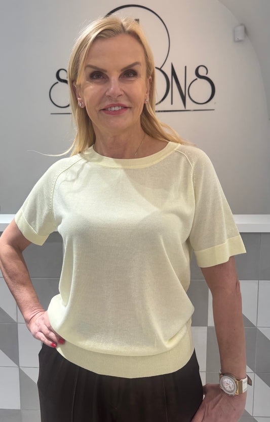 Megztukas trumpomis rankovėmis(M557)