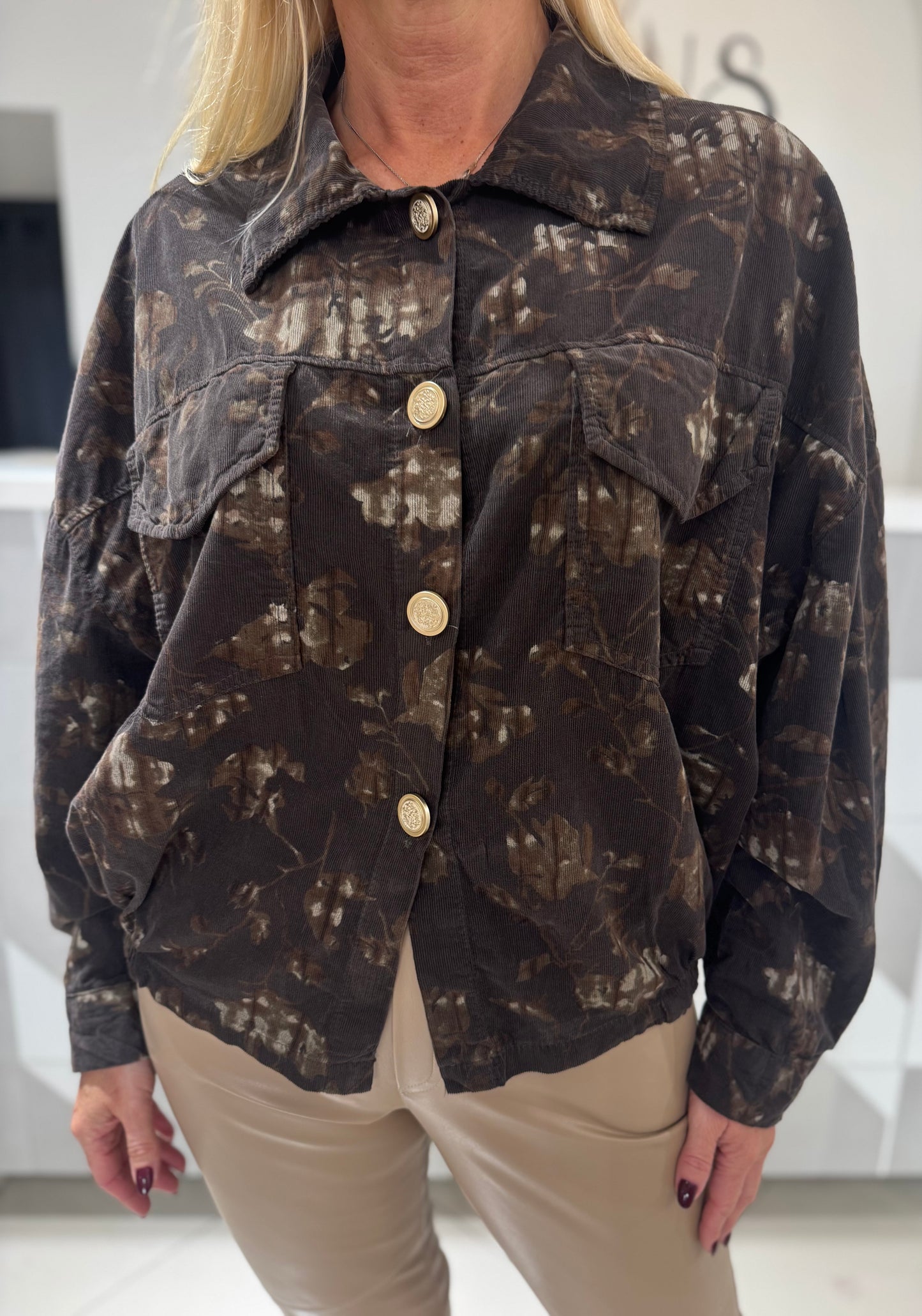 Smulkaus velvetinio audinio susagstomi marškiniai (P839)