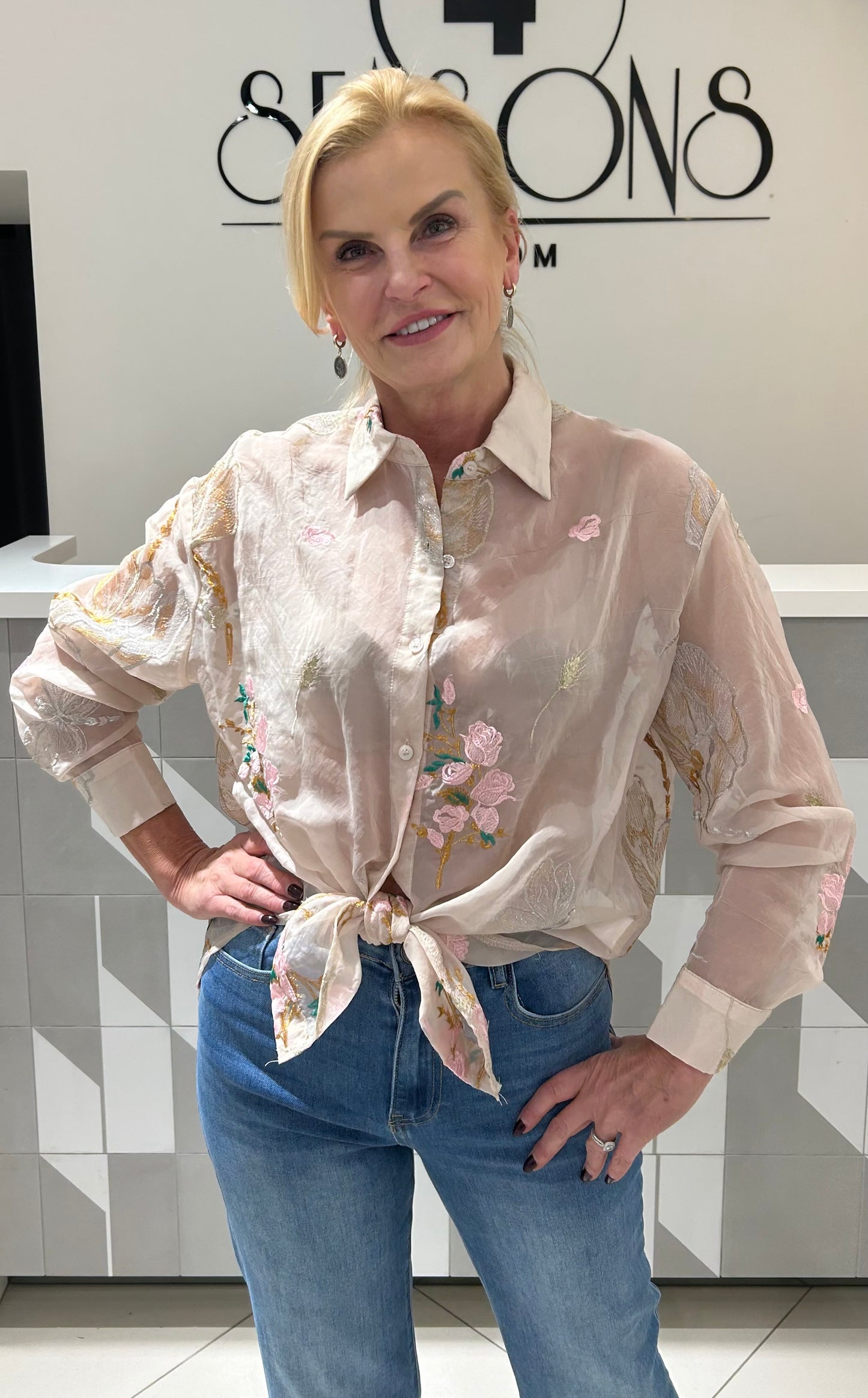 Siuvinėta susagstoma palaidinė (p858)