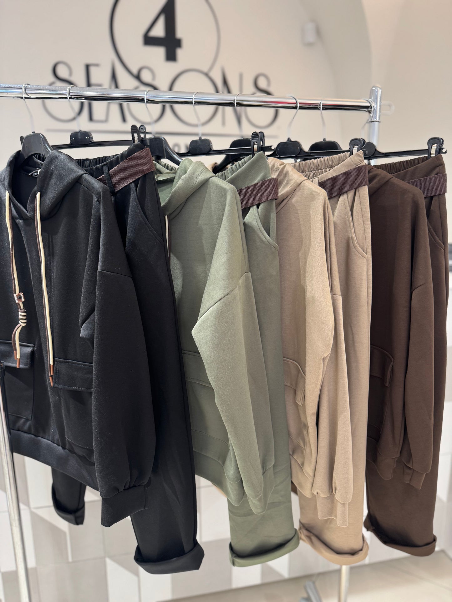 Laisvalaikio kostiumas (ko180)