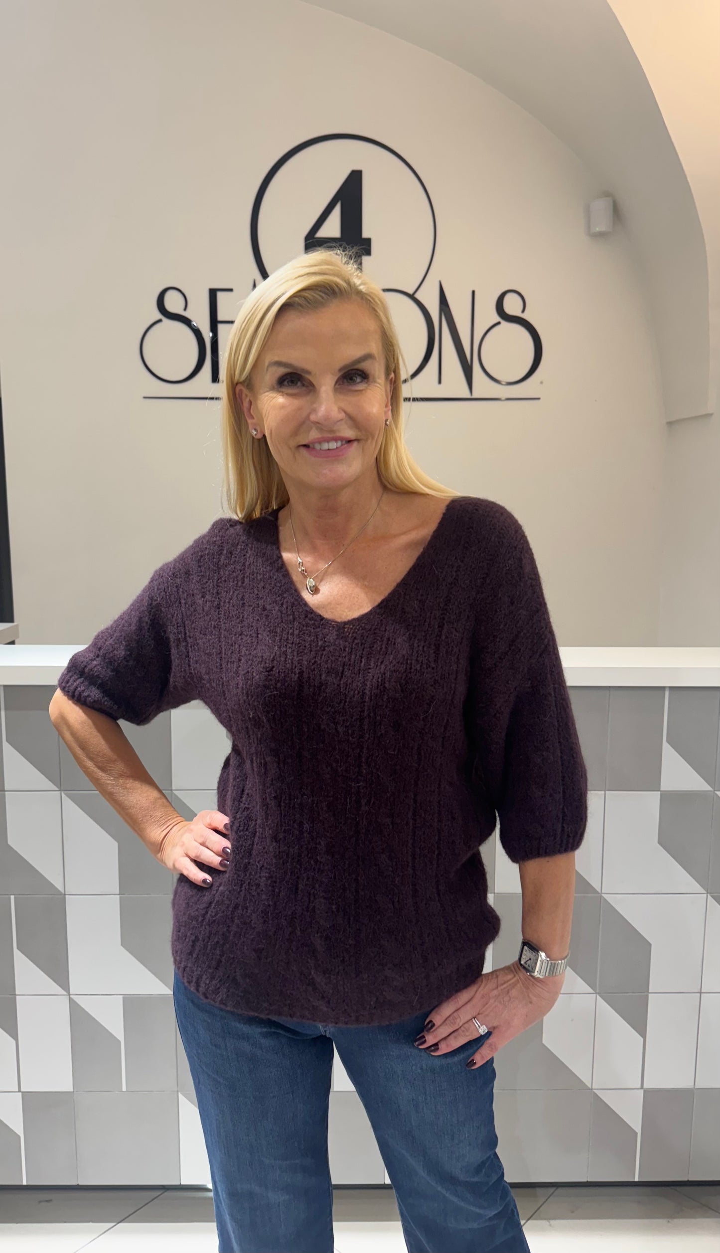 Megztinis trumpomis rankovėmis (v iškirpte) (M412)