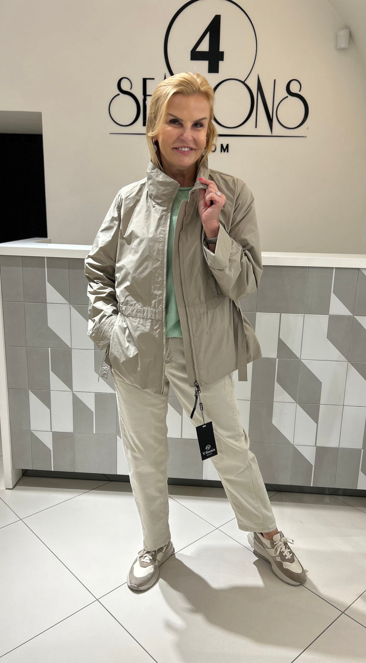 Trumpas lietpaltis su pamušalu (B232)