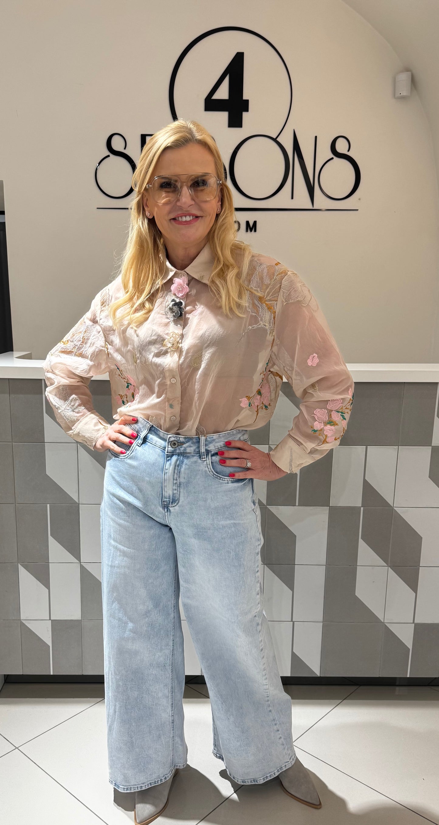 Siuvinėta susagstoma palaidinė (p858)