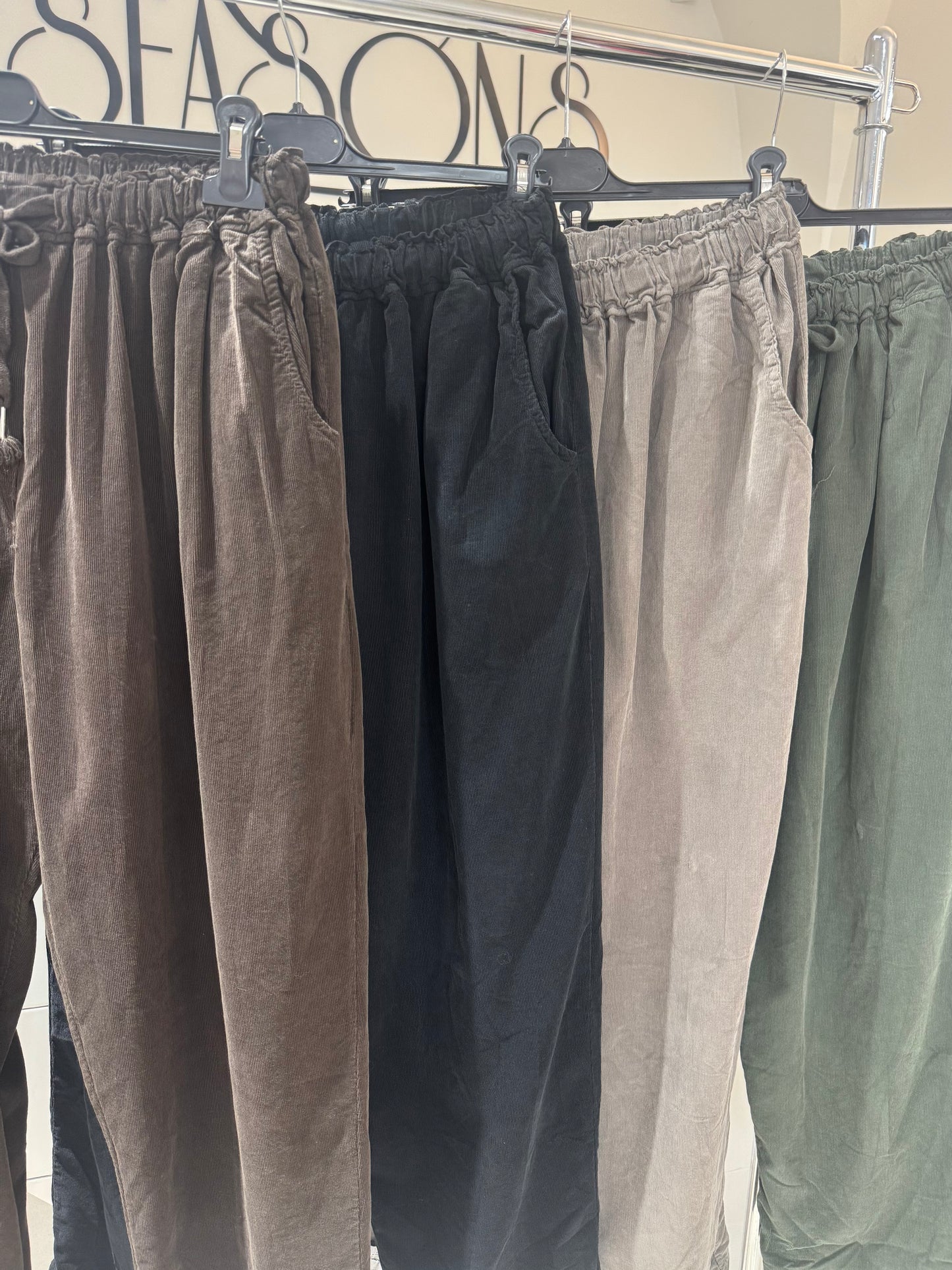 Smulkaus velvetinio audinio kelnės didesniam  dydžiui (K518)