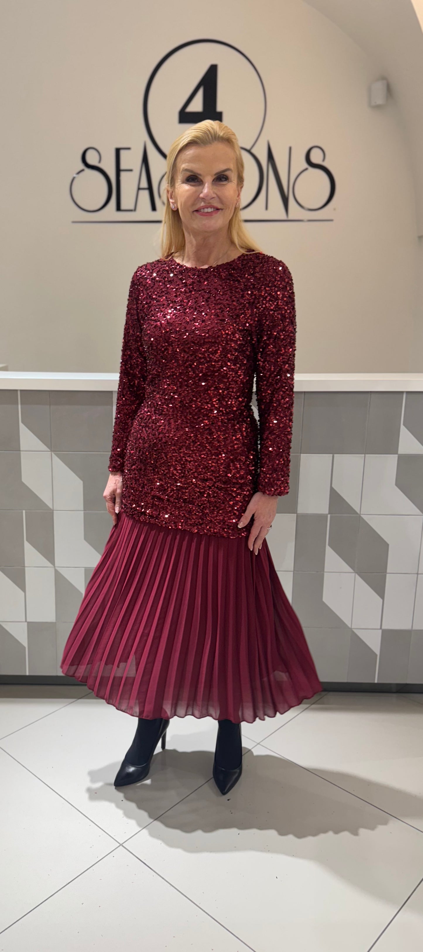 Suknelė puošta žėručiais (S176)