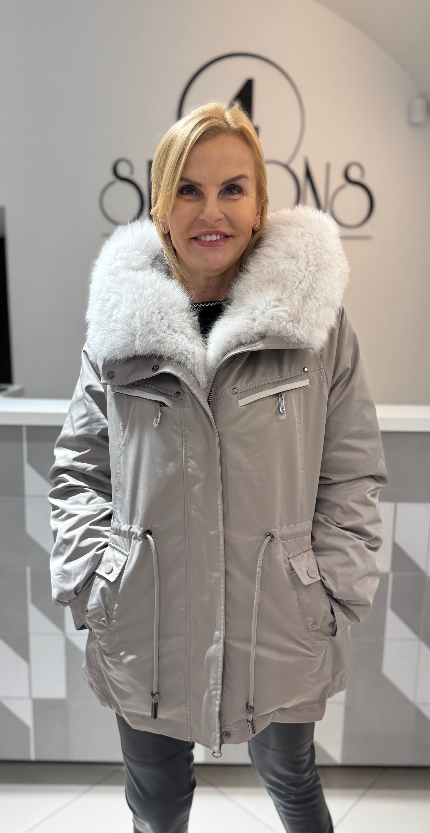 Striukė/parka su natūraliu  kailiu ir išsegamu vidumi  (b211)