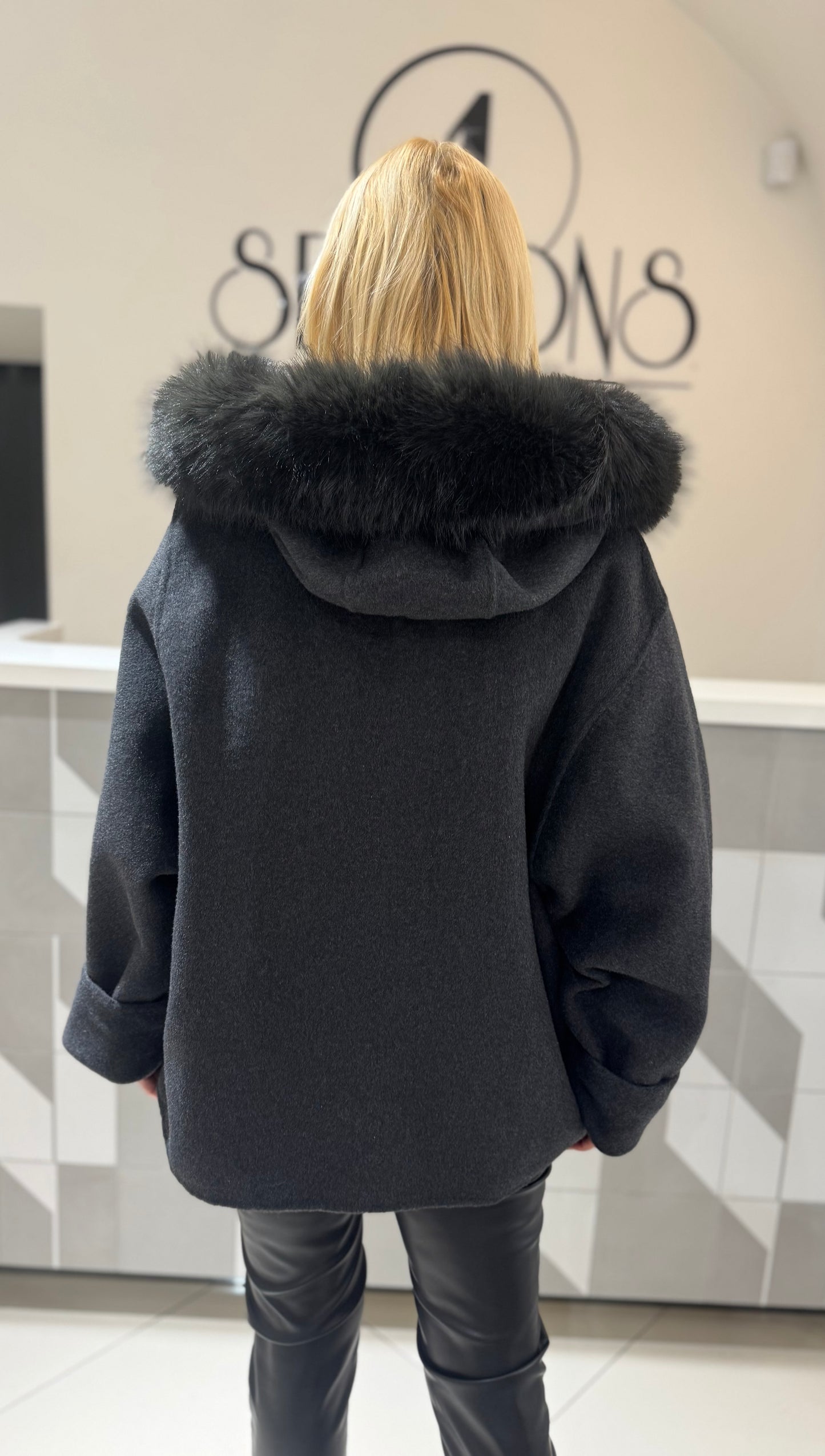 Trumpas puspaltis su kailiu (Pl79) modelis didintas