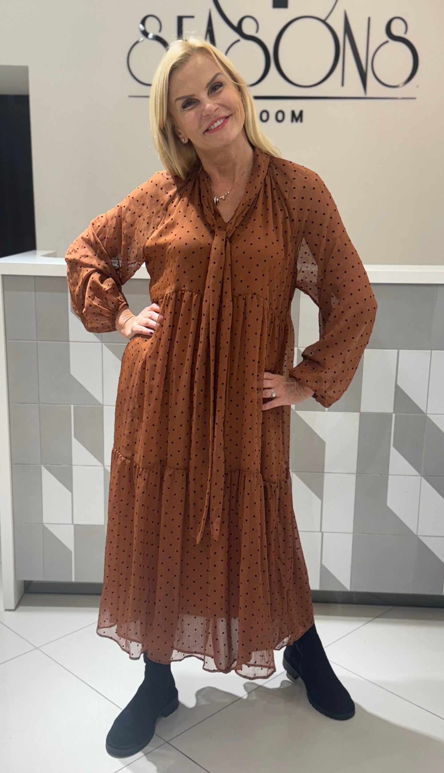 Suknelė su smulkiais žirniukais (s141)