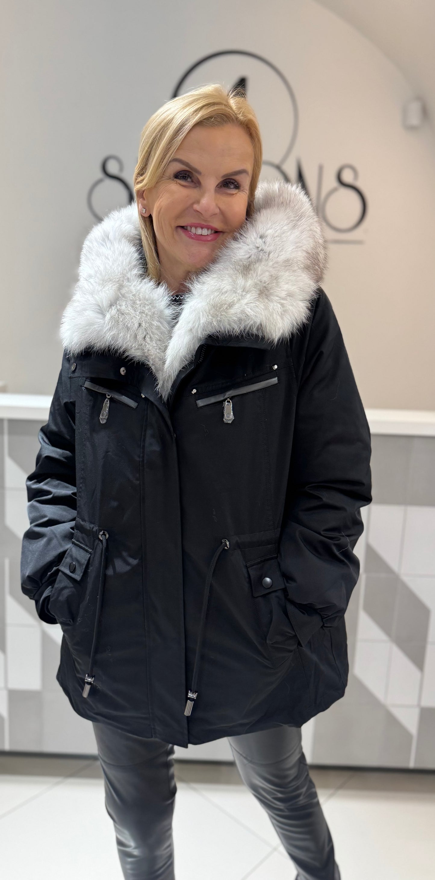 Striukė/parka su natūraliu  kailiu ir išsegamu vidumi  (b211)