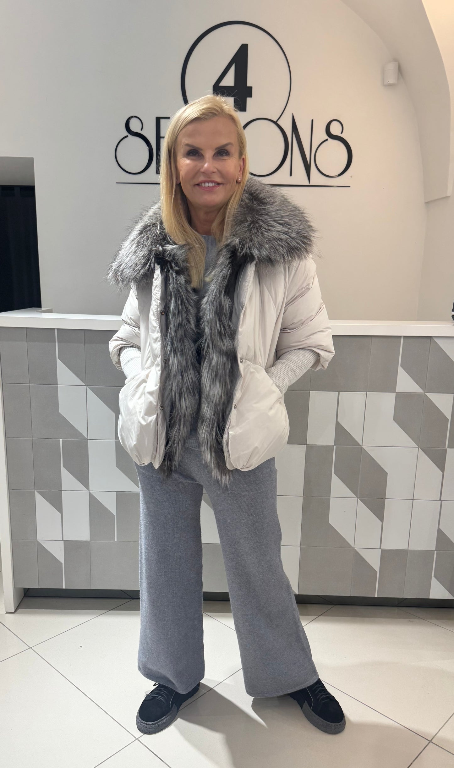 Trumpa striukė su išsegamu lapes  kailiu (B144)