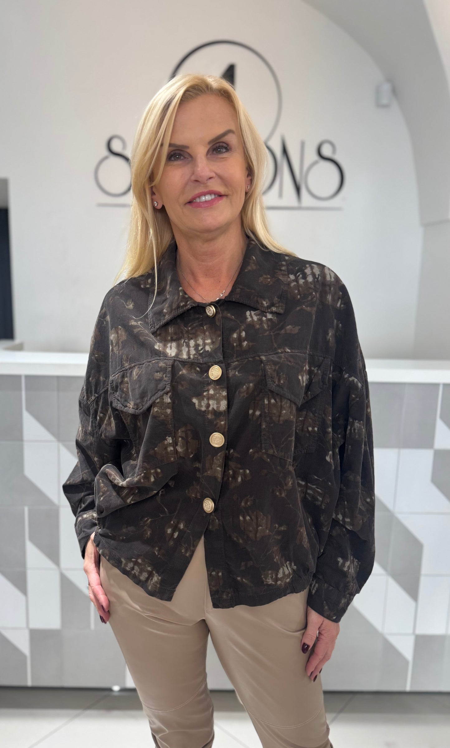 Smulkaus velvetinio audinio susagstomi marškiniai (P839)