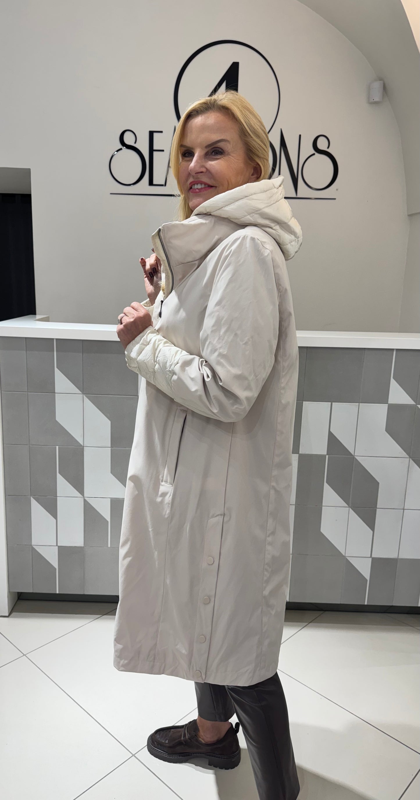 Ilga striukė su nusegamu gobtuvu (B 239)