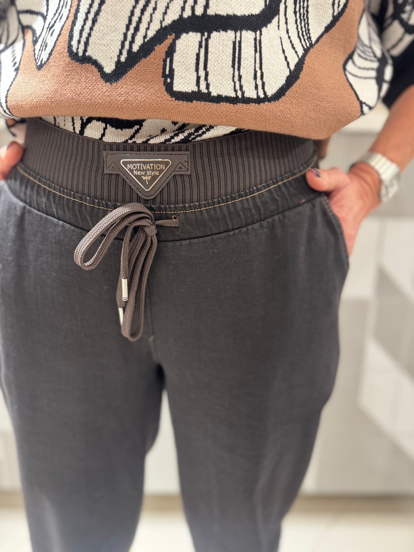 Džinsai su raišteliais didesniam dydžiui (K548)