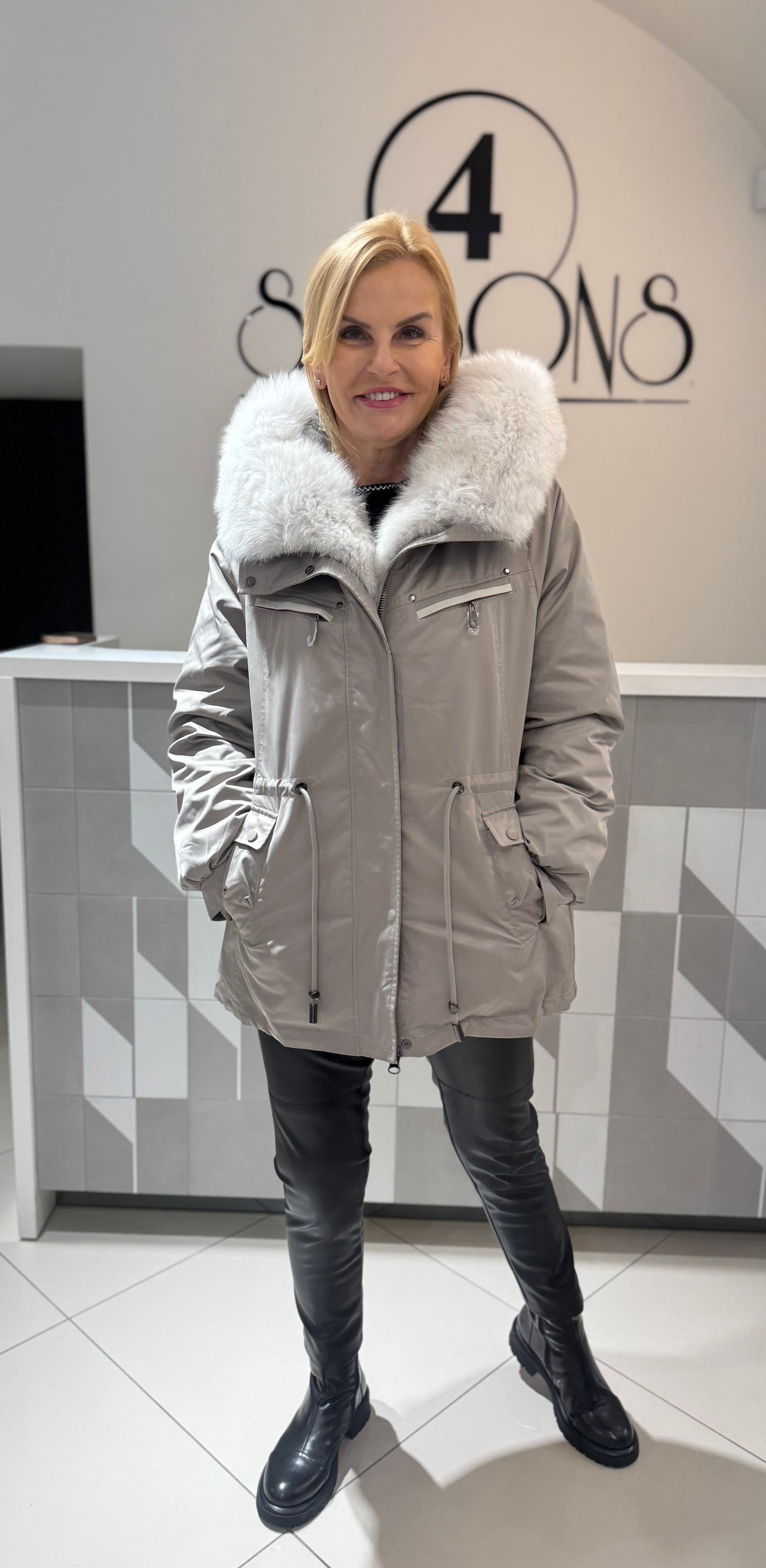 Striukė/parka su natūraliu  kailiu ir išsegamu vidumi  (b211)