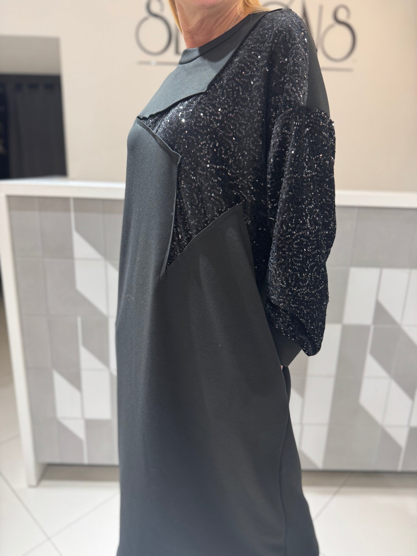 Suknelė puošta žėručiais (S175)