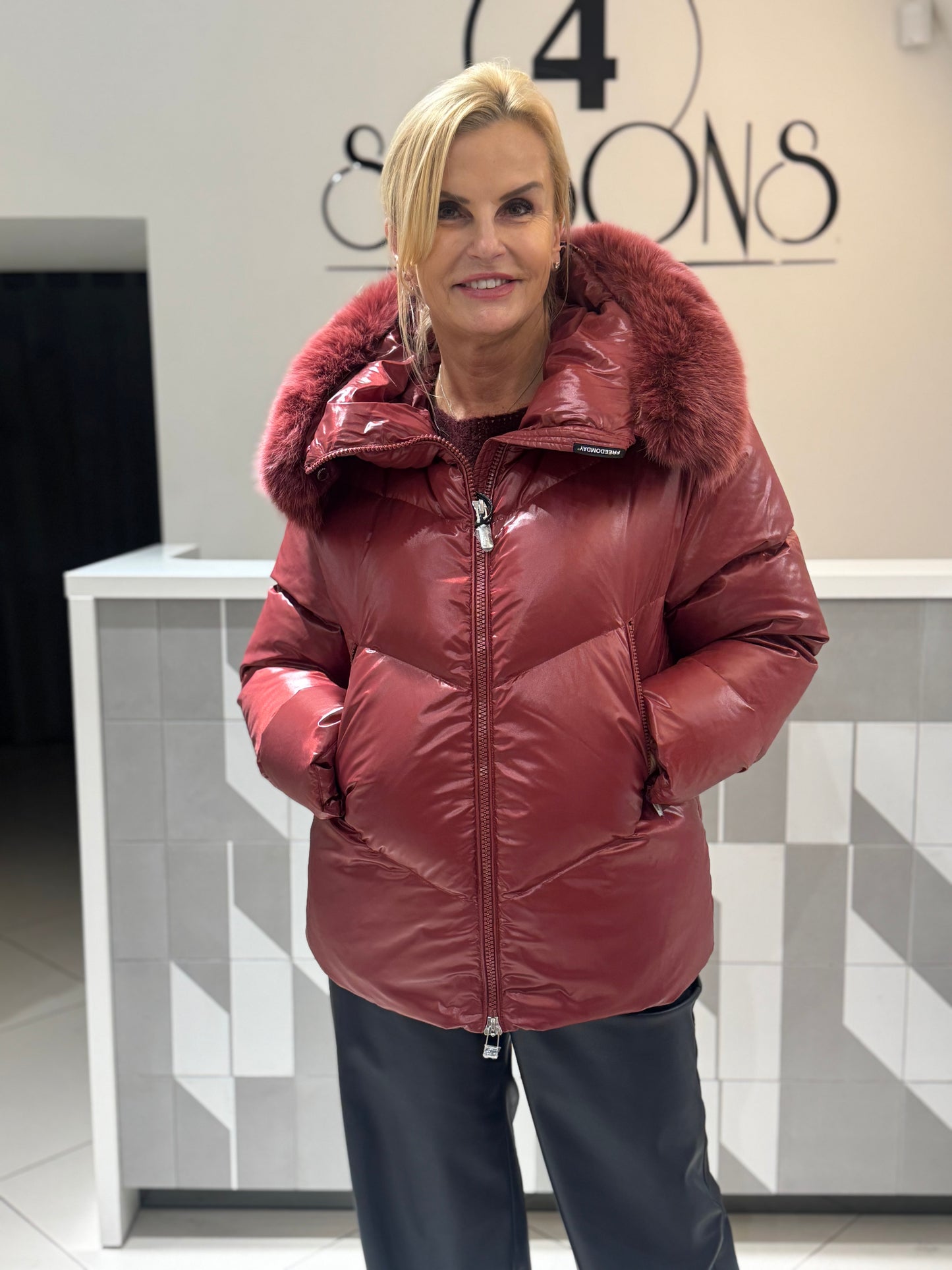 Freedomday striukė su lapės apykakle (B157)