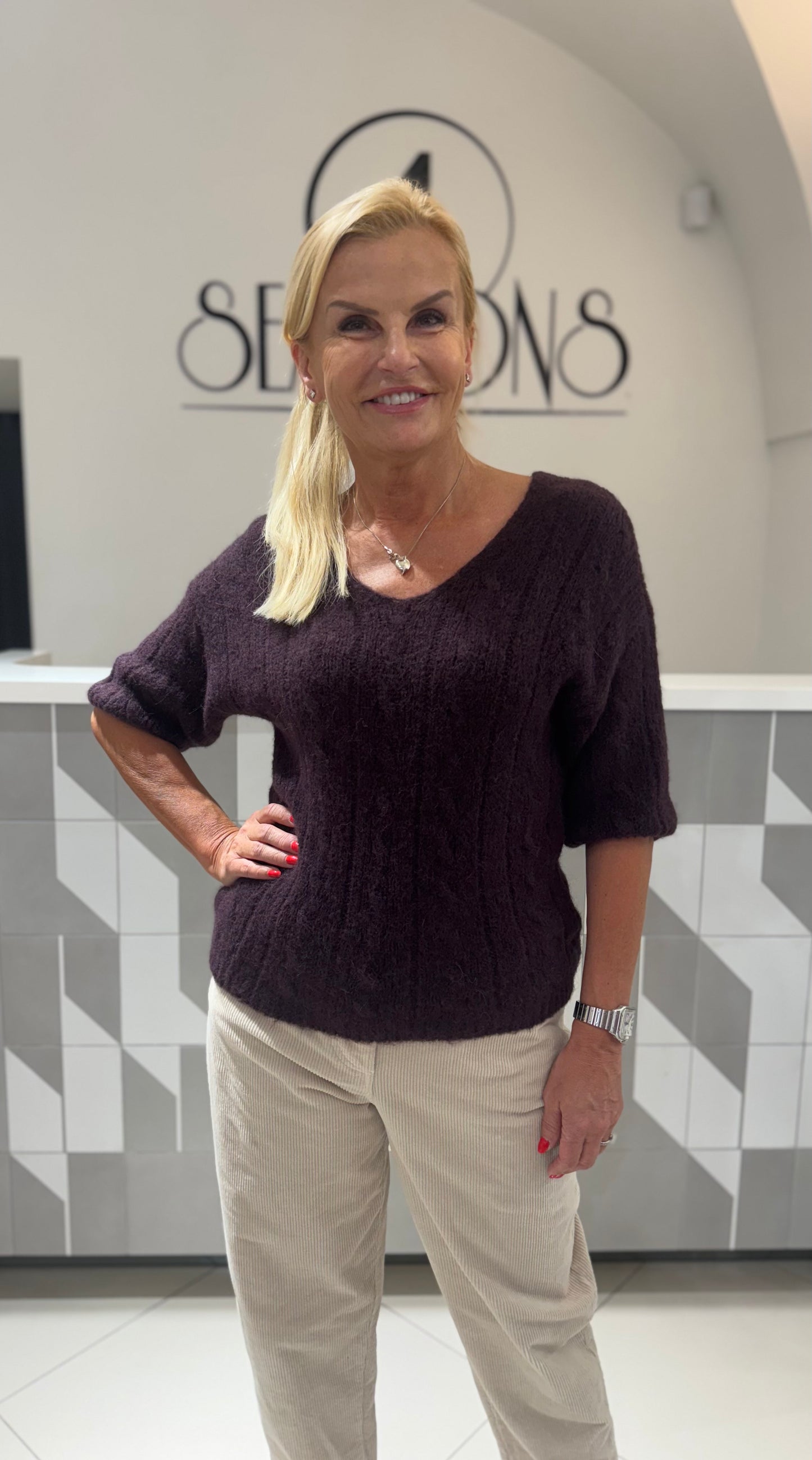 Megztinis trumpomis rankovėmis (v iškirpte) (M412)