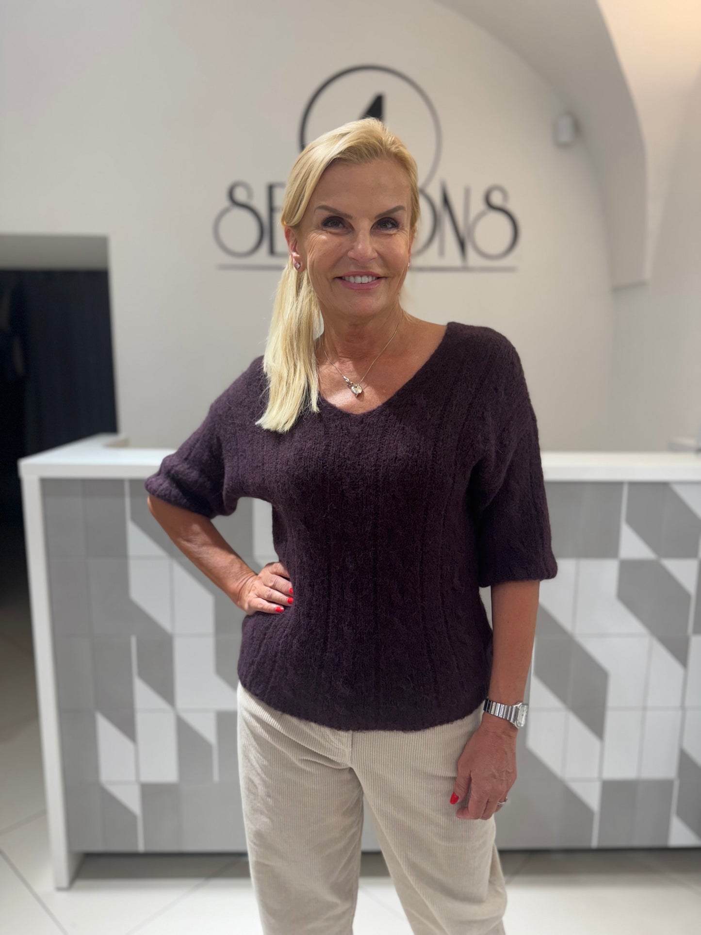 Megztinis trumpomis rankovėmis (v iškirpte) (M412)