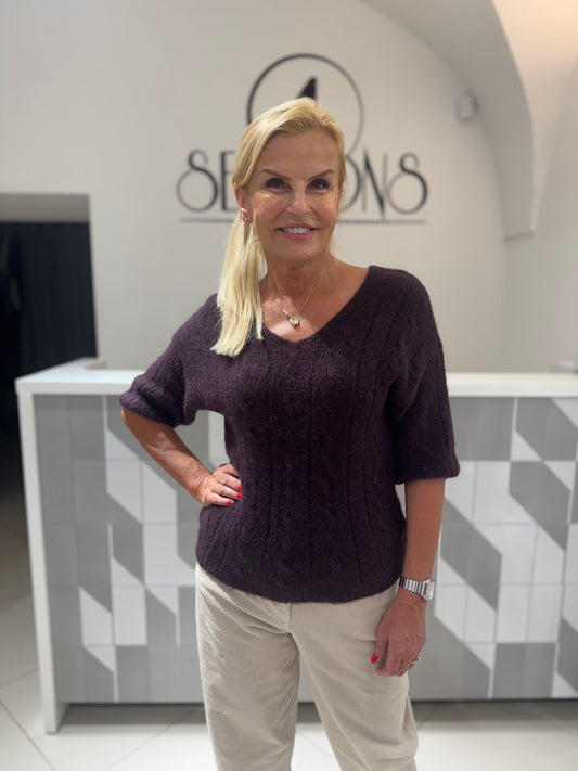 Megztinis trumpomis rankovėmis (v iškirpte) (M412)