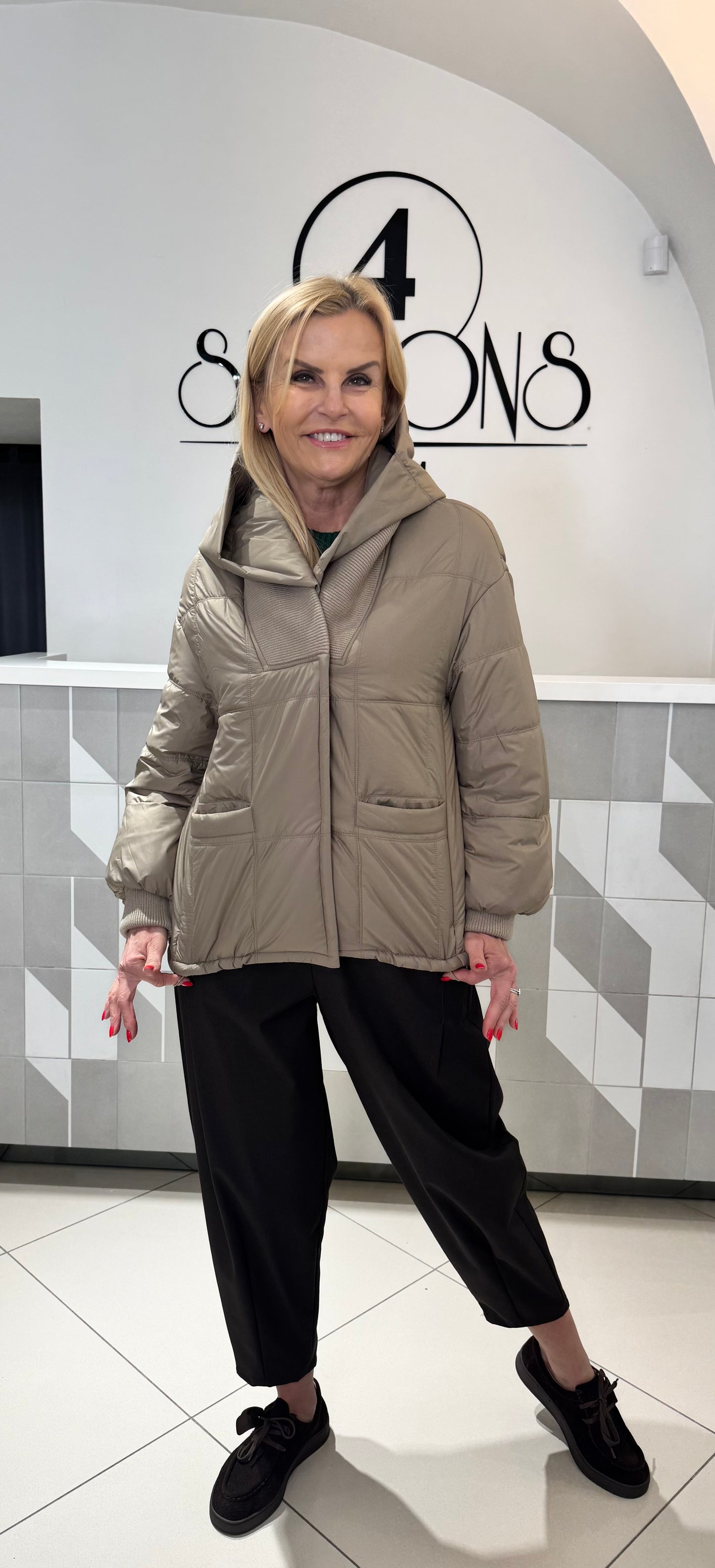 Striukė su išsegamu kapišonu (b226)
