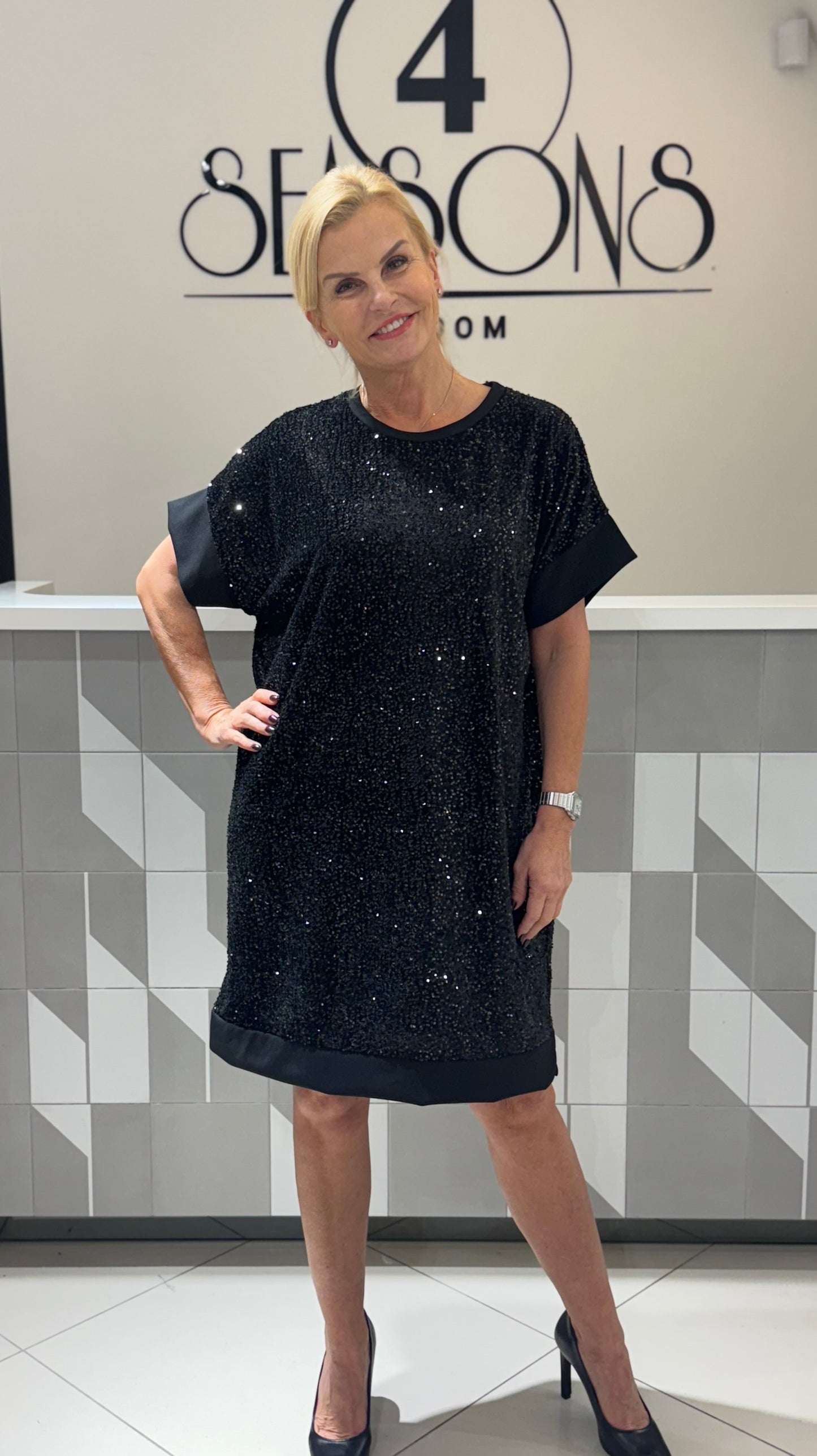 Puošni suknelė su žvyneliais (s157)