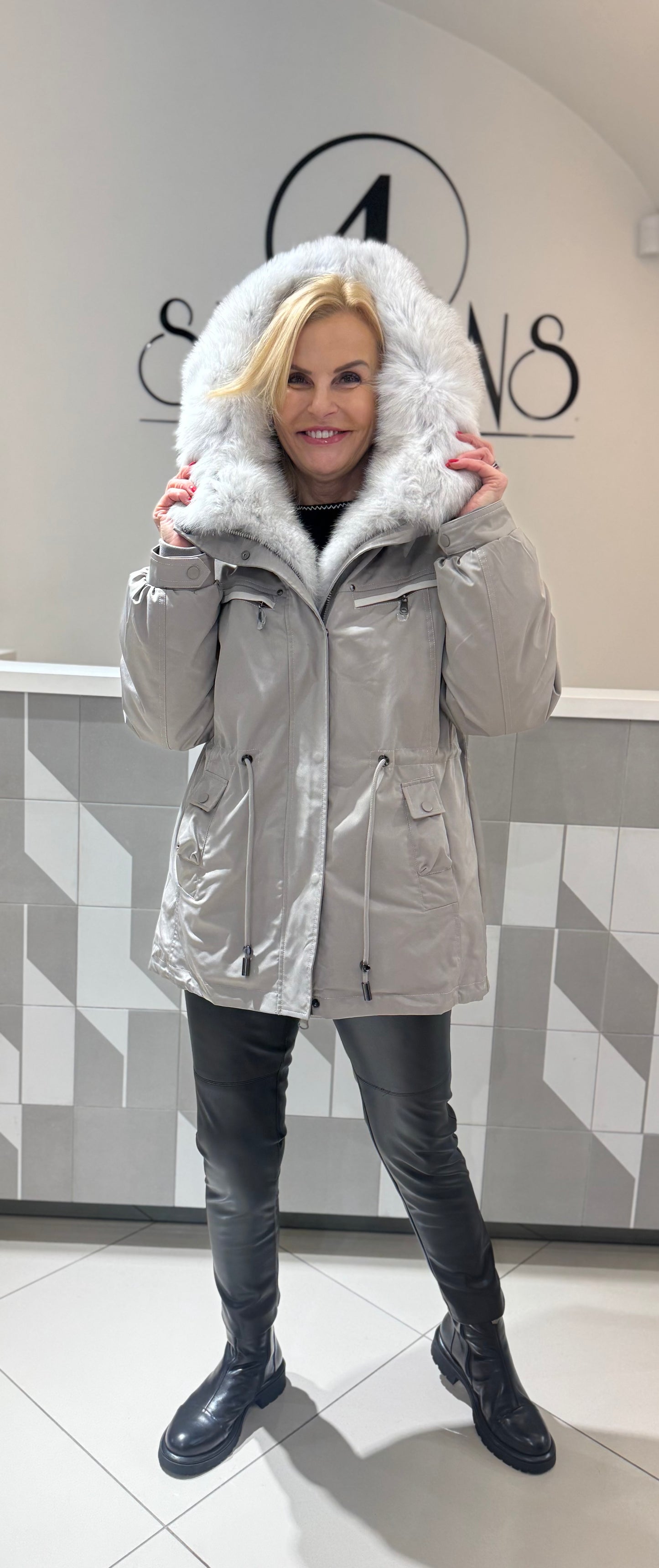 Striukė/parka su natūraliu  kailiu ir išsegamu vidumi  (b211)