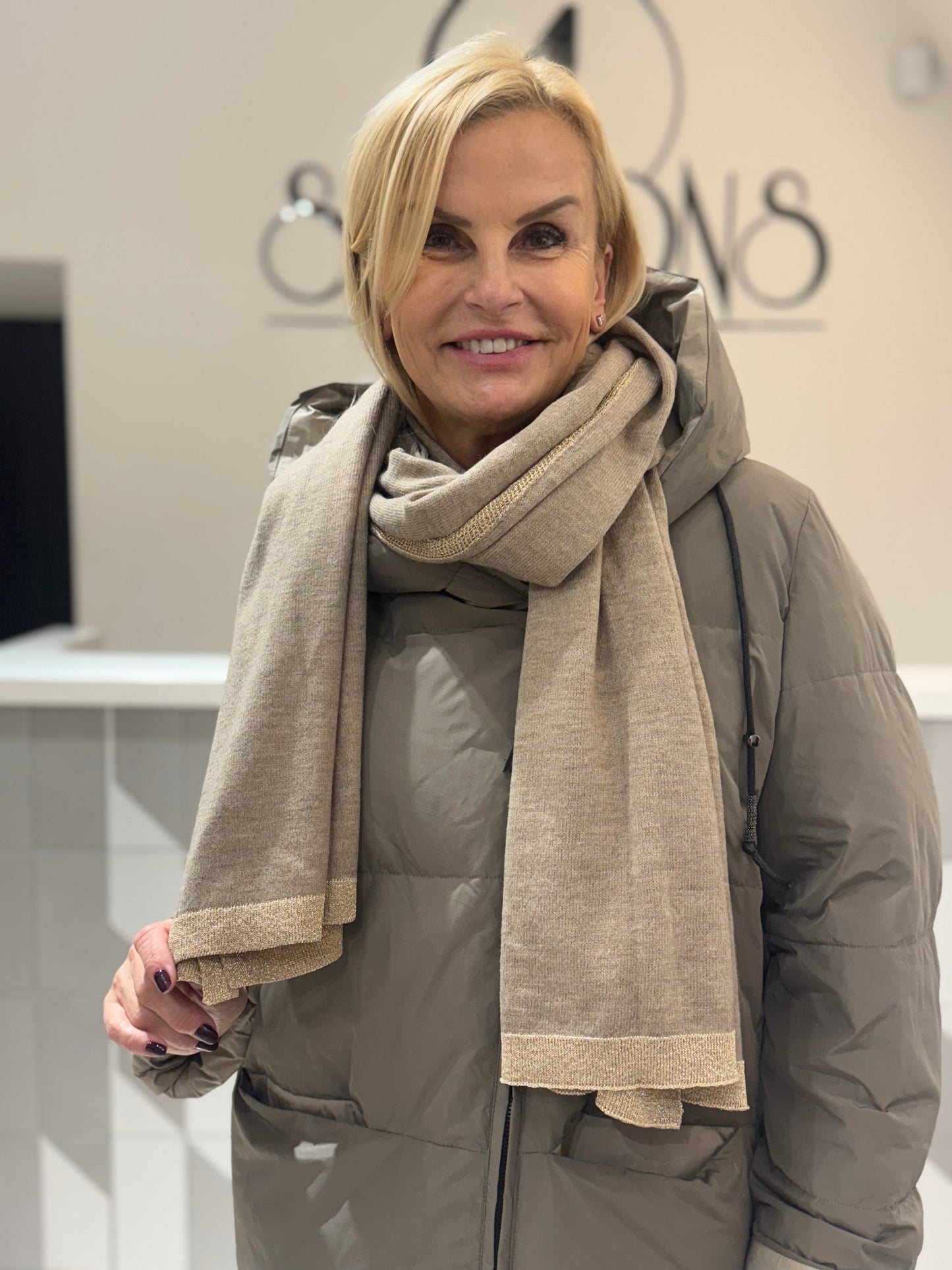 Šalikas su auksiniais apvadais (D60)