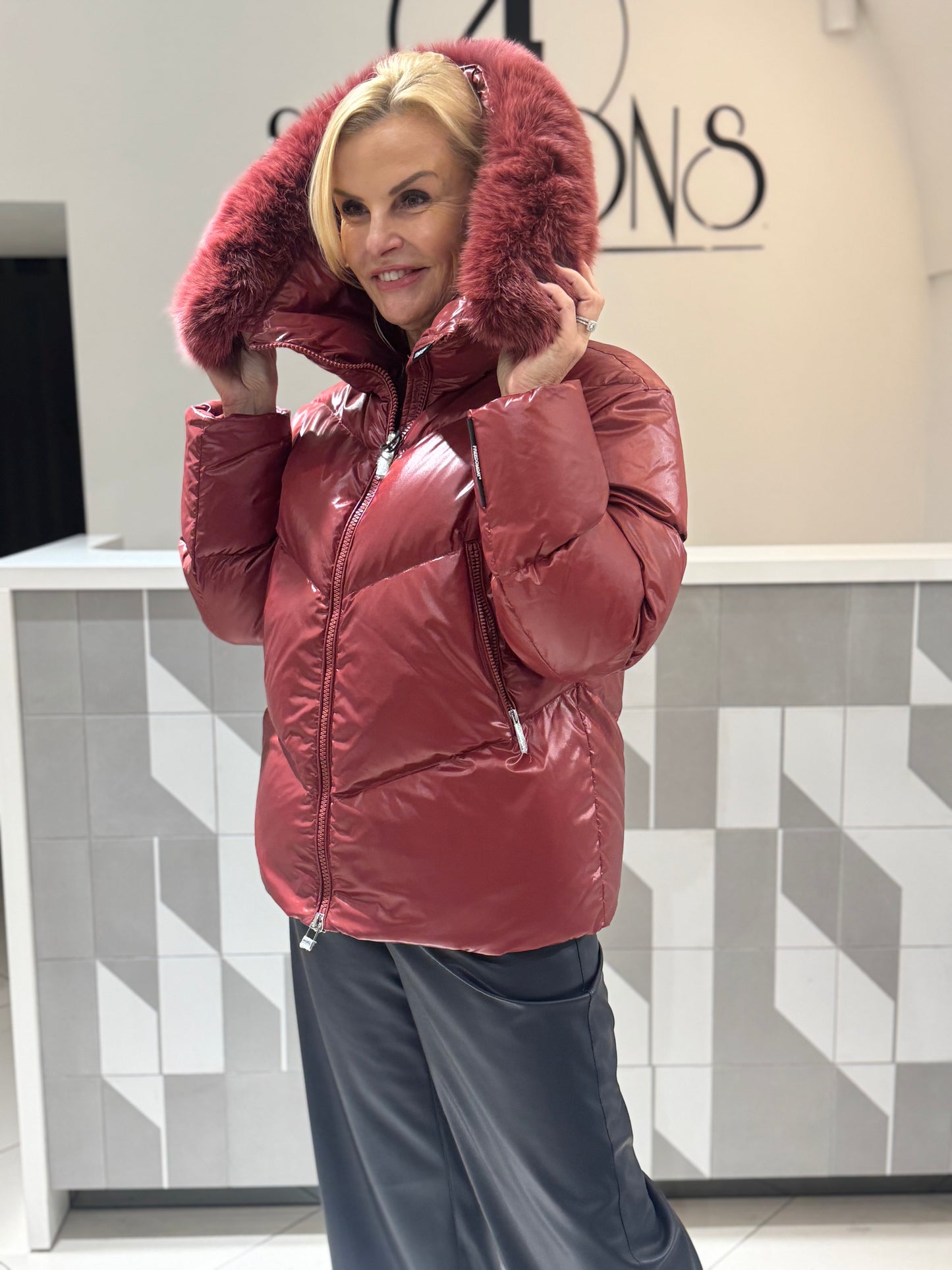 Freedomday striukė su lapės apykakle (B157)