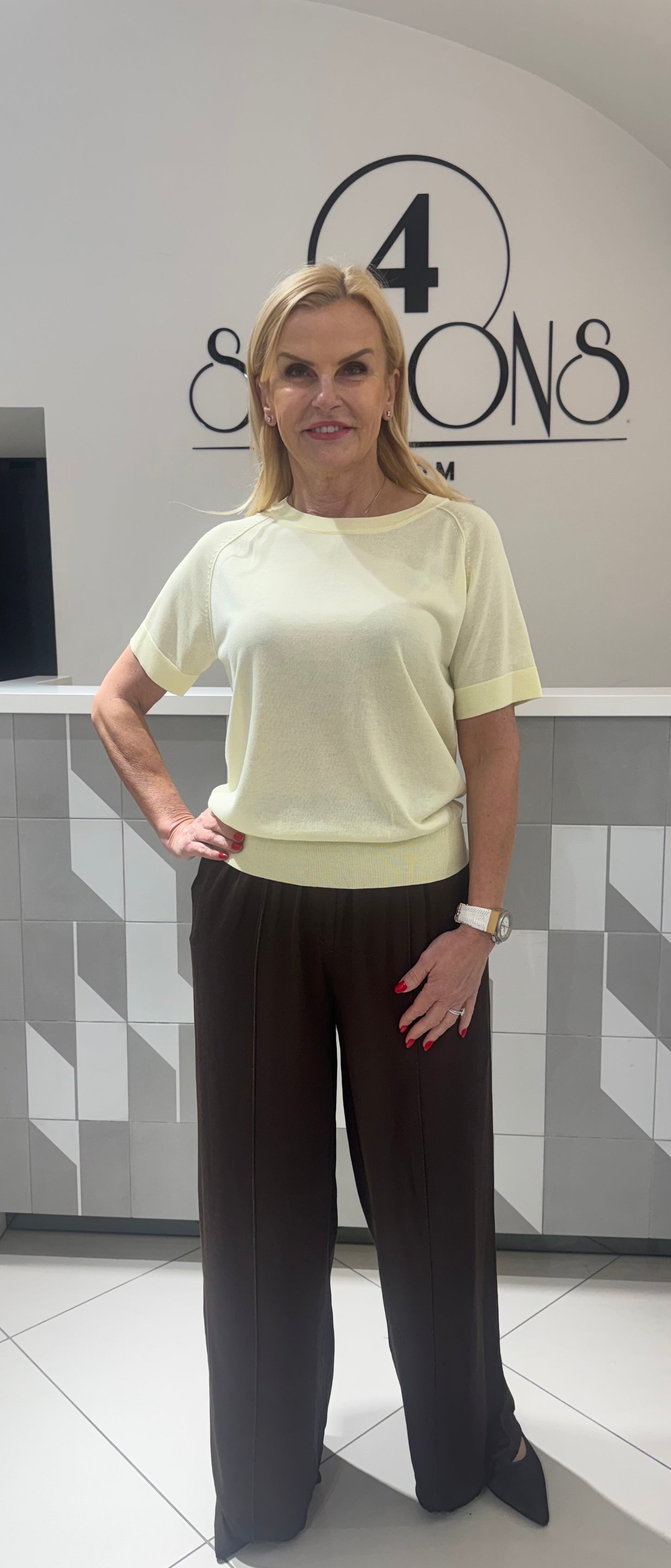 Megztukas trumpomis rankovėmis(M557)