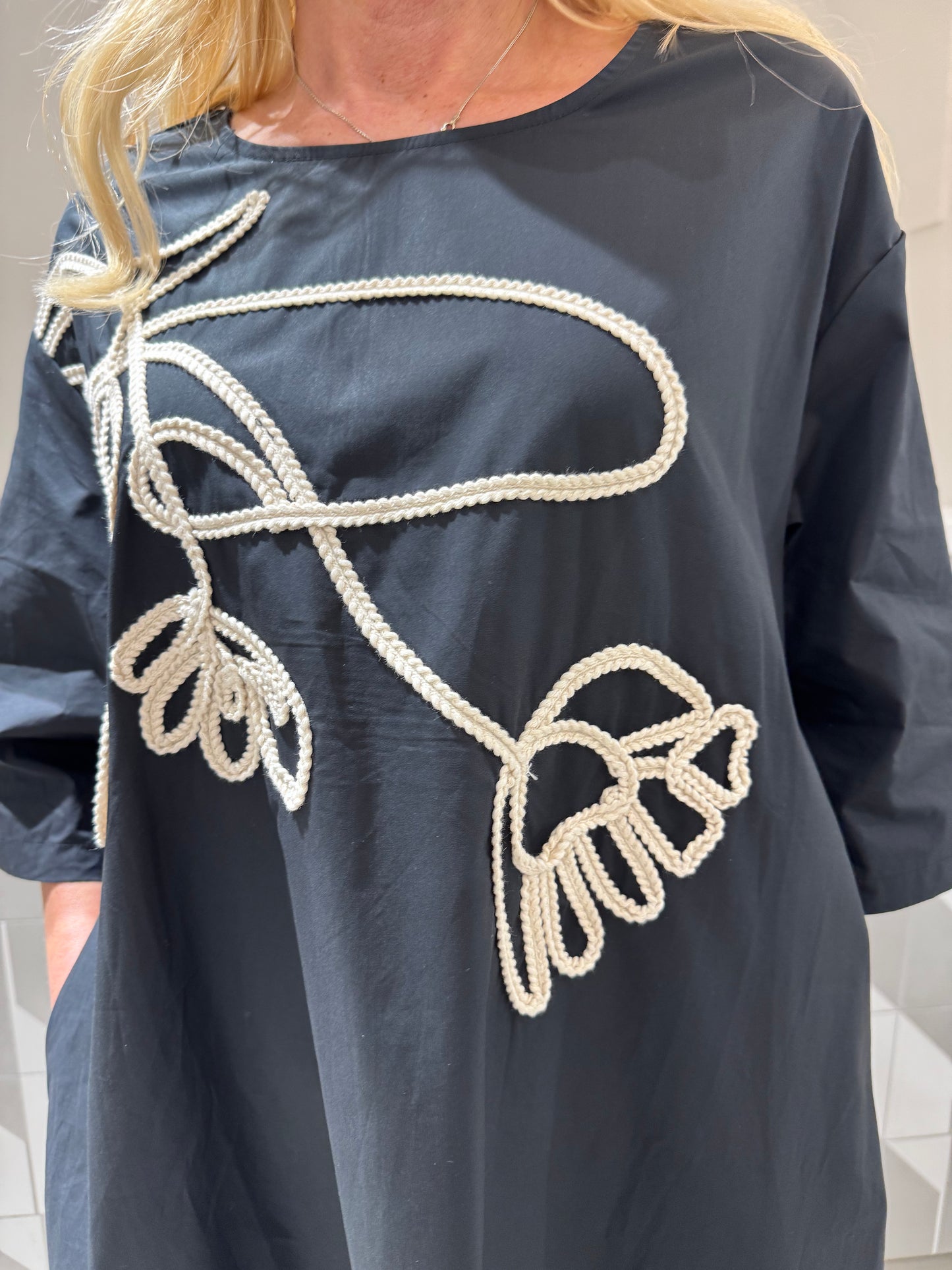 Suknelė su siuvinėta aplikacija (s191)