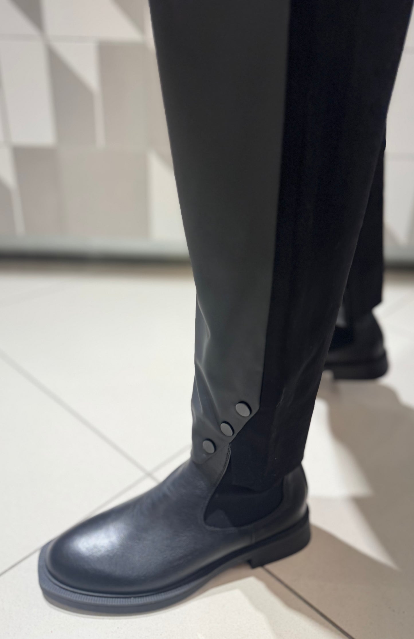 Kelnės didesniam dydžiui su eko oda (k550)