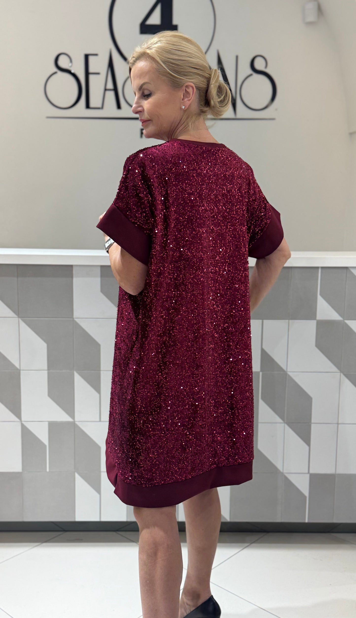 Puošni suknelė su žvyneliais (s157)